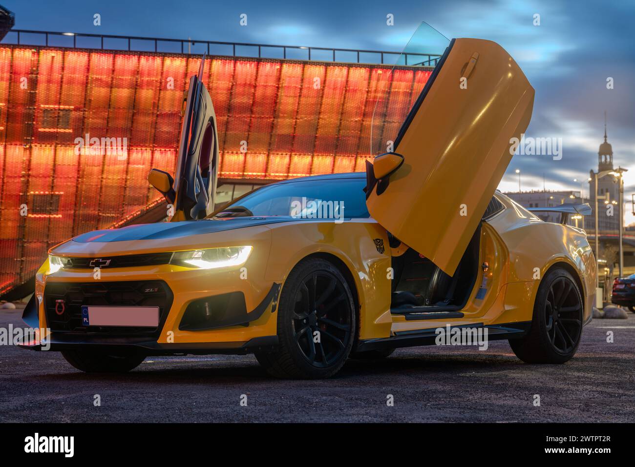 Chevrolet Camaro ZL1 avec portes papillon.présentation sur fond de belles illuminations Banque D'Images