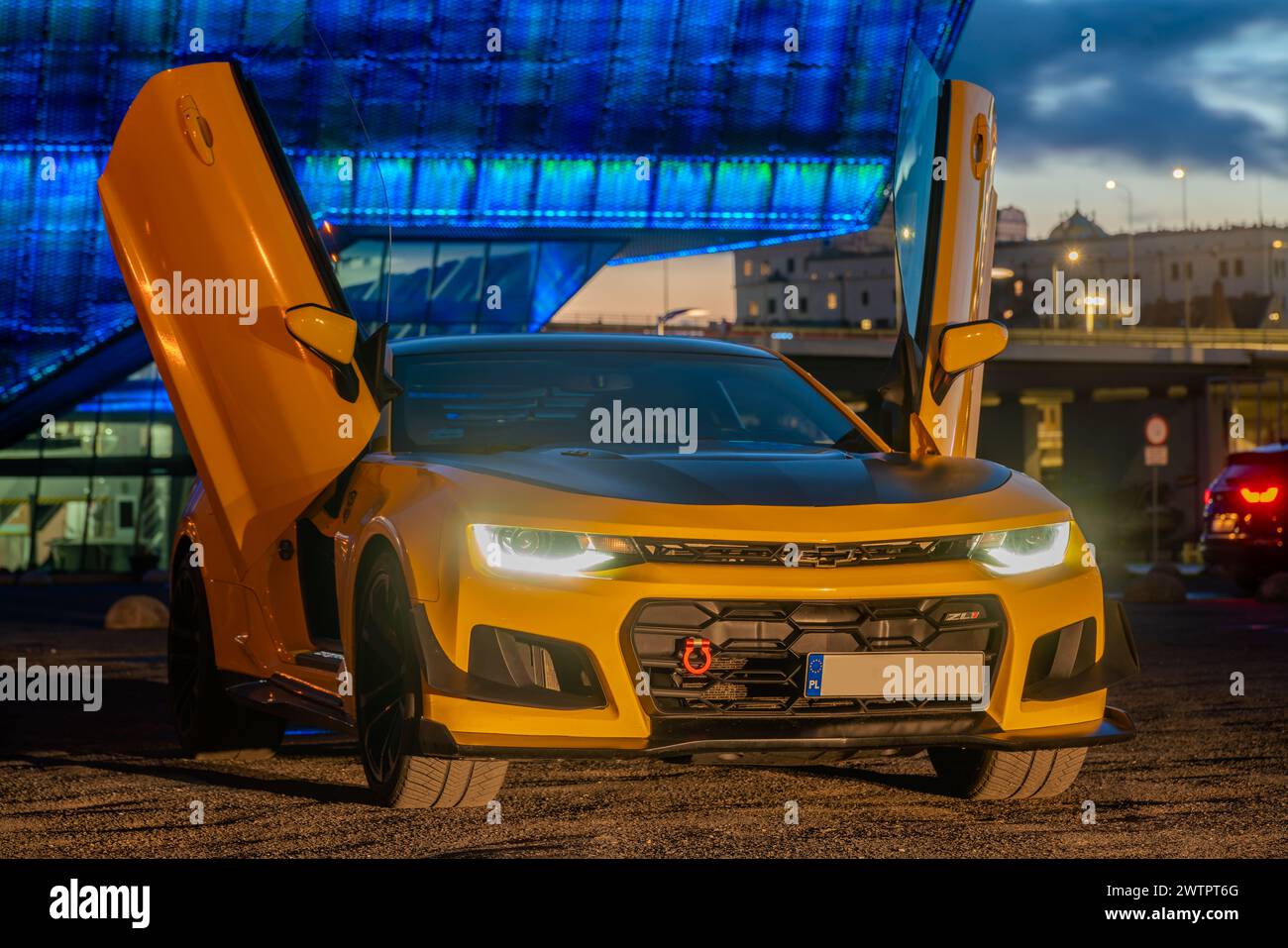 Chevrolet Camaro ZL1 avec portes papillon.présentation sur fond de belles illuminations Banque D'Images