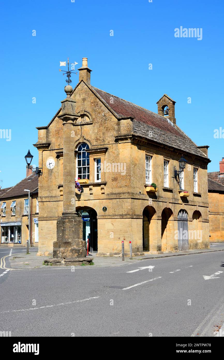 Vue de la maison de marché également connu comme hôtel de ville de Martock le long de la rue de l'église dans le centre du village, Martock, Somerset, Royaume-Uni, Europe. Banque D'Images