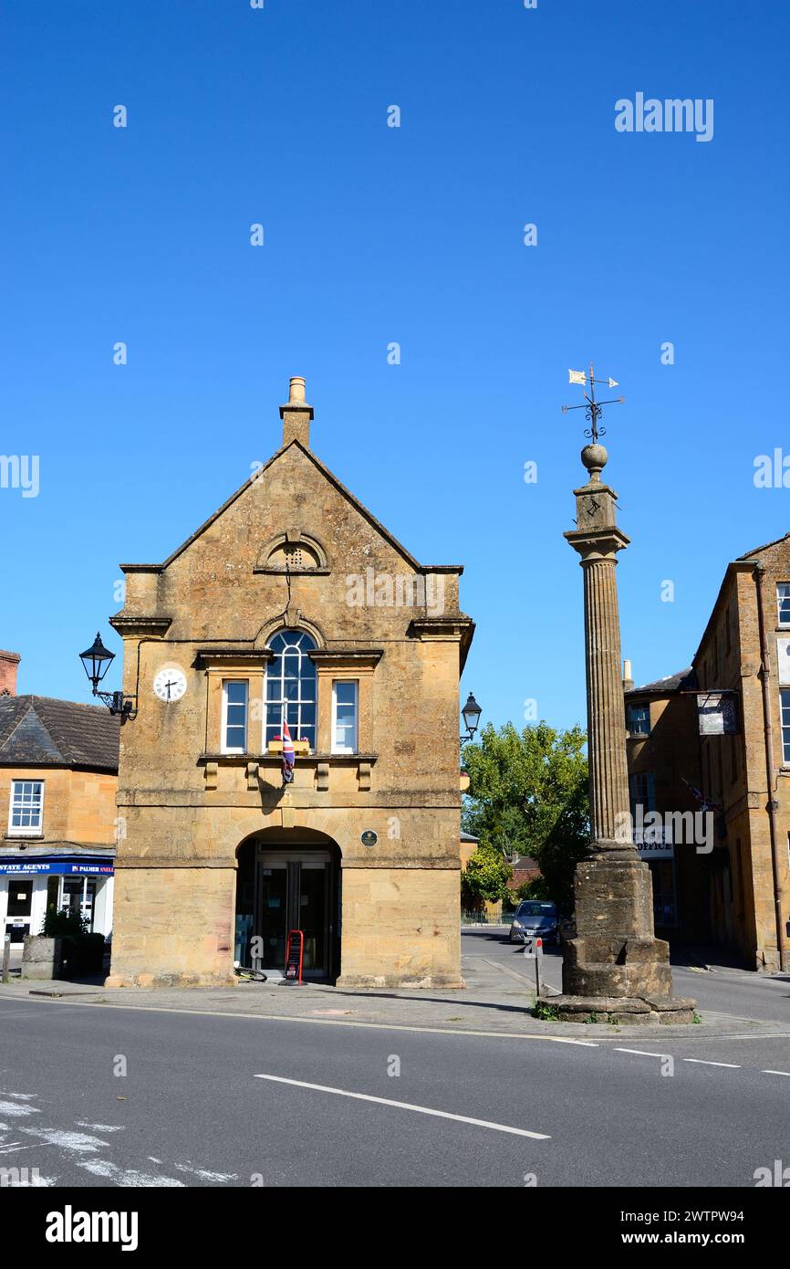 Vue de la maison de marché également connu sous le nom de Martock hôtel de ville le long de la rue de l'église dans le centre du village, Martock, Somerset. Royaume-Uni, Europe. Banque D'Images