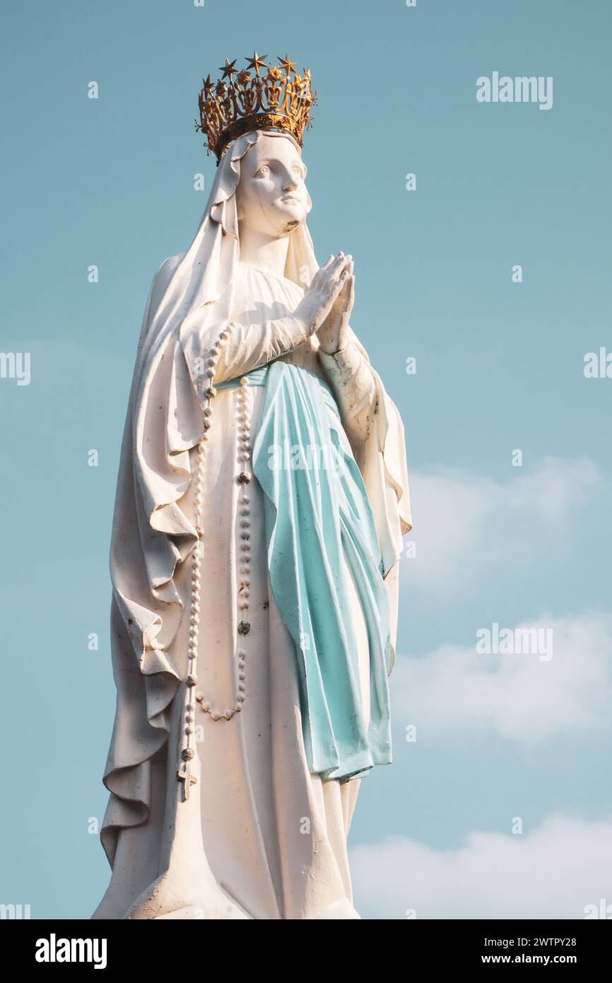 Lourdes, France - 28 août 2021 : sculpture de la Vierge Marie couronnée dans le Sanctuaire de Lourdes, photographiée en France Banque D'Images