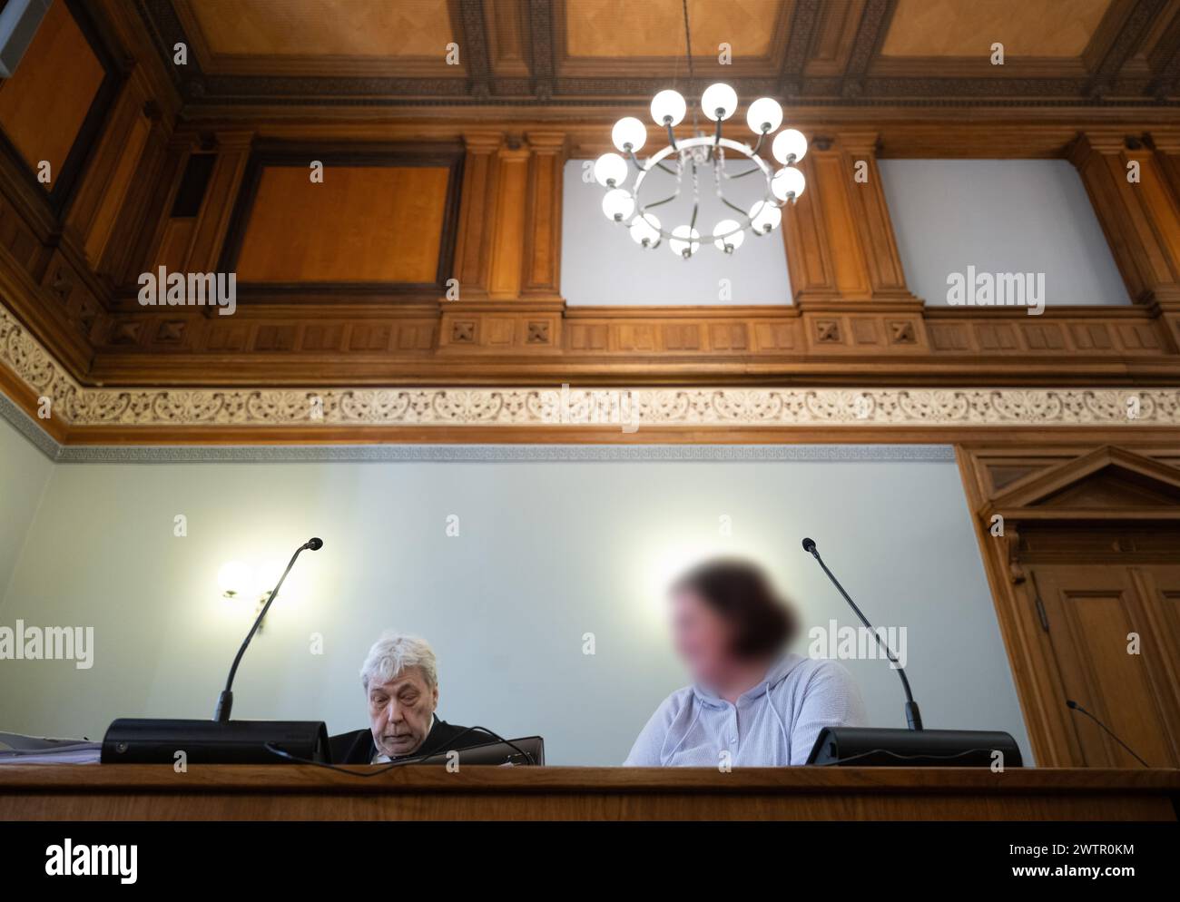 19 mars 2024, Saxe, Leipzig : L'ancienne chef de la salle des preuves au quartier général de la police de Leipzig est assise à côté de son avocat Thomas Morguet (à gauche) dans la salle d'audience du tribunal de district de Leipzig. L'accusé est accusé de vol, corruption et contrefaçon. Selon l'acte d'accusation, le ministère public accuse la femme d'avoir remis au moins 265 vélos à des tiers ou de les avoir utilisés elle-même entre août 2014 et novembre 2018. Elle aurait reçu ou exigé un "don" de 50 euros de la part des acheteurs - dont la plupart étaient des policiers. Les vélos ont été principalement volés en th Banque D'Images