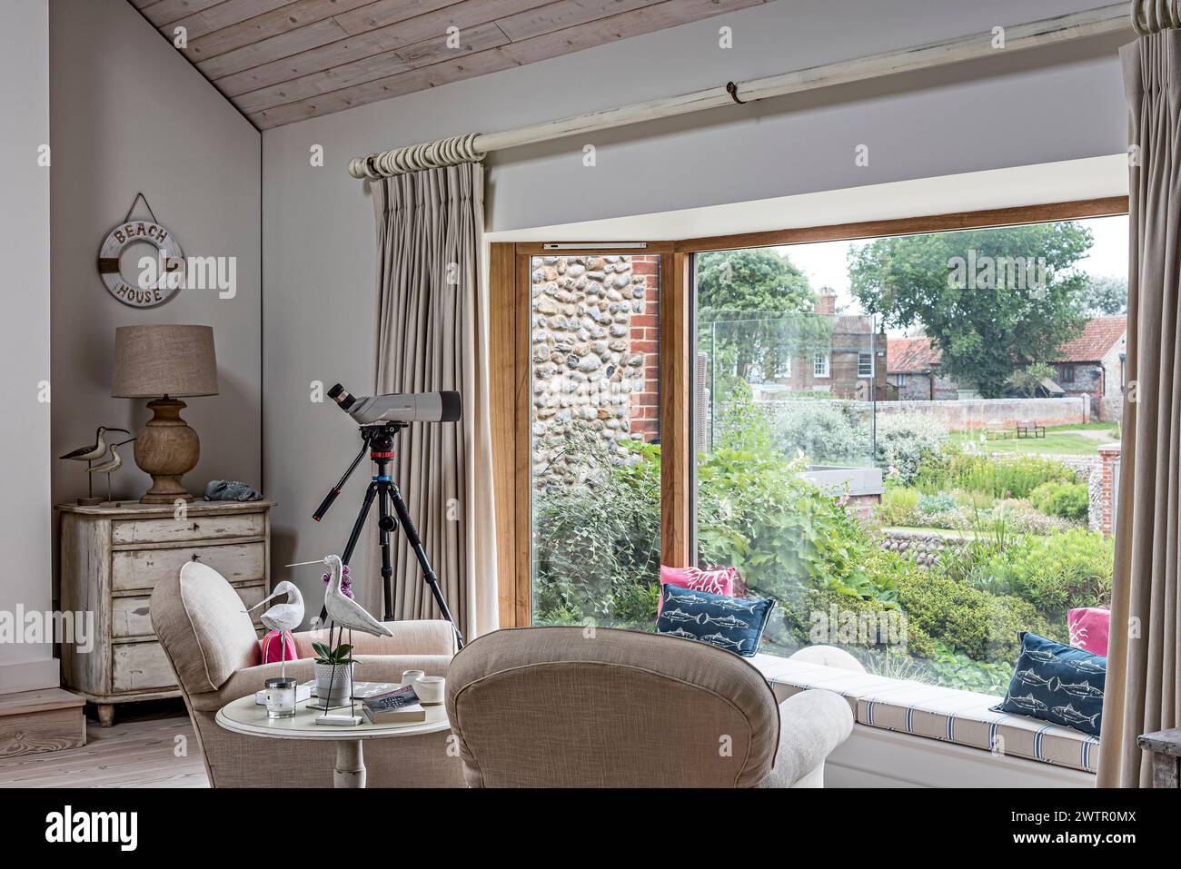 Télescope dans la fenêtre d'image avec vue sur la côte Blakeney, Norfolk, Royaume-Uni Banque D'Images