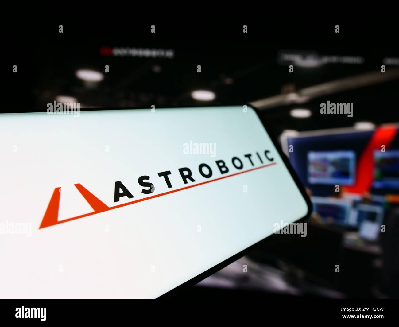 Téléphone portable avec le logo de la société américaine de robotique spatiale Astrobotic Technology Inc en face du site Web. Mettez l'accent sur le centre-gauche de l'écran du téléphone. Banque D'Images