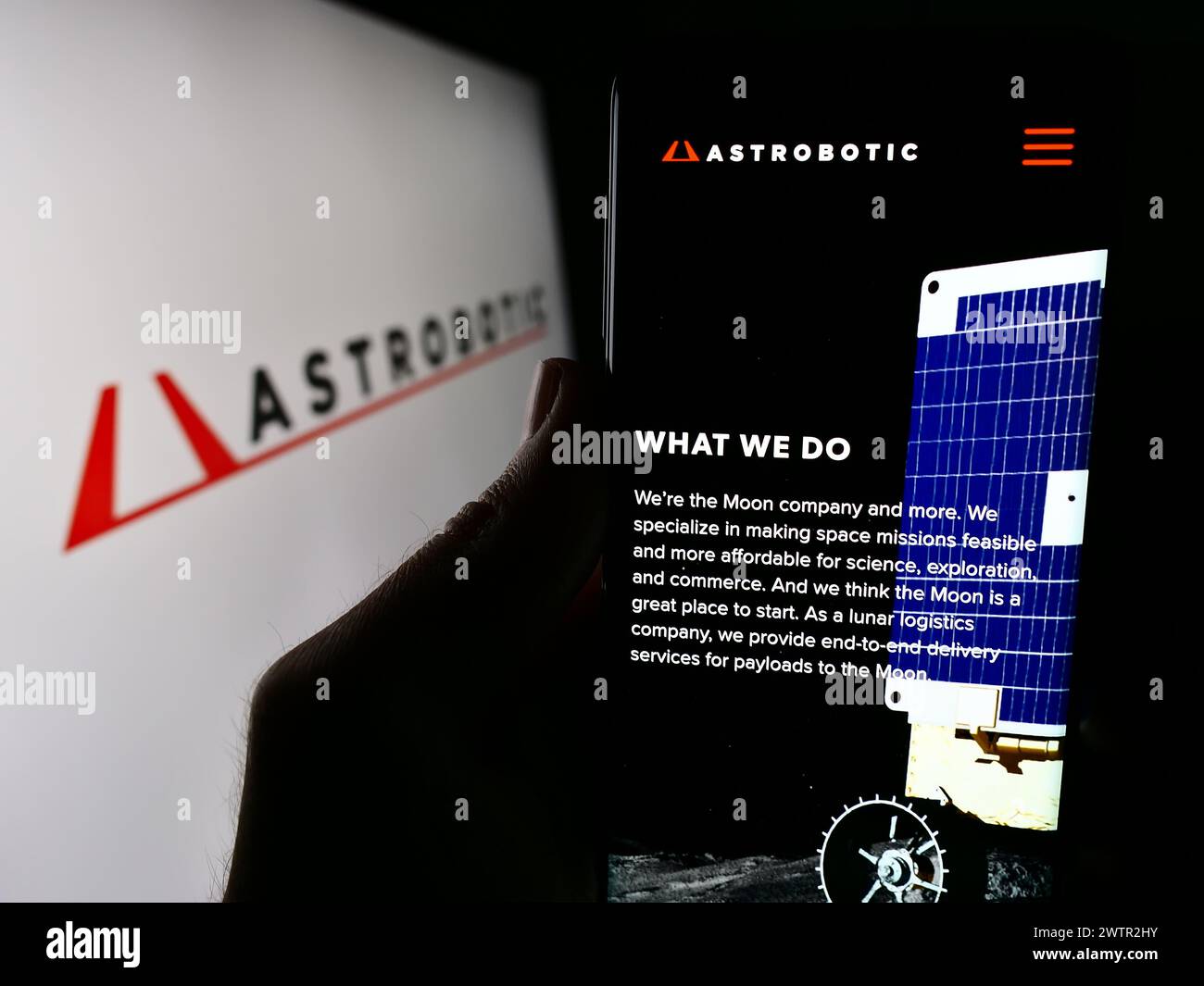Personne tenant un smartphone avec le site Web de la société américaine de robotique spatiale Astrobotic Technology Inc devant le logo. Concentrez-vous sur le centre de l'écran du téléphone. Banque D'Images