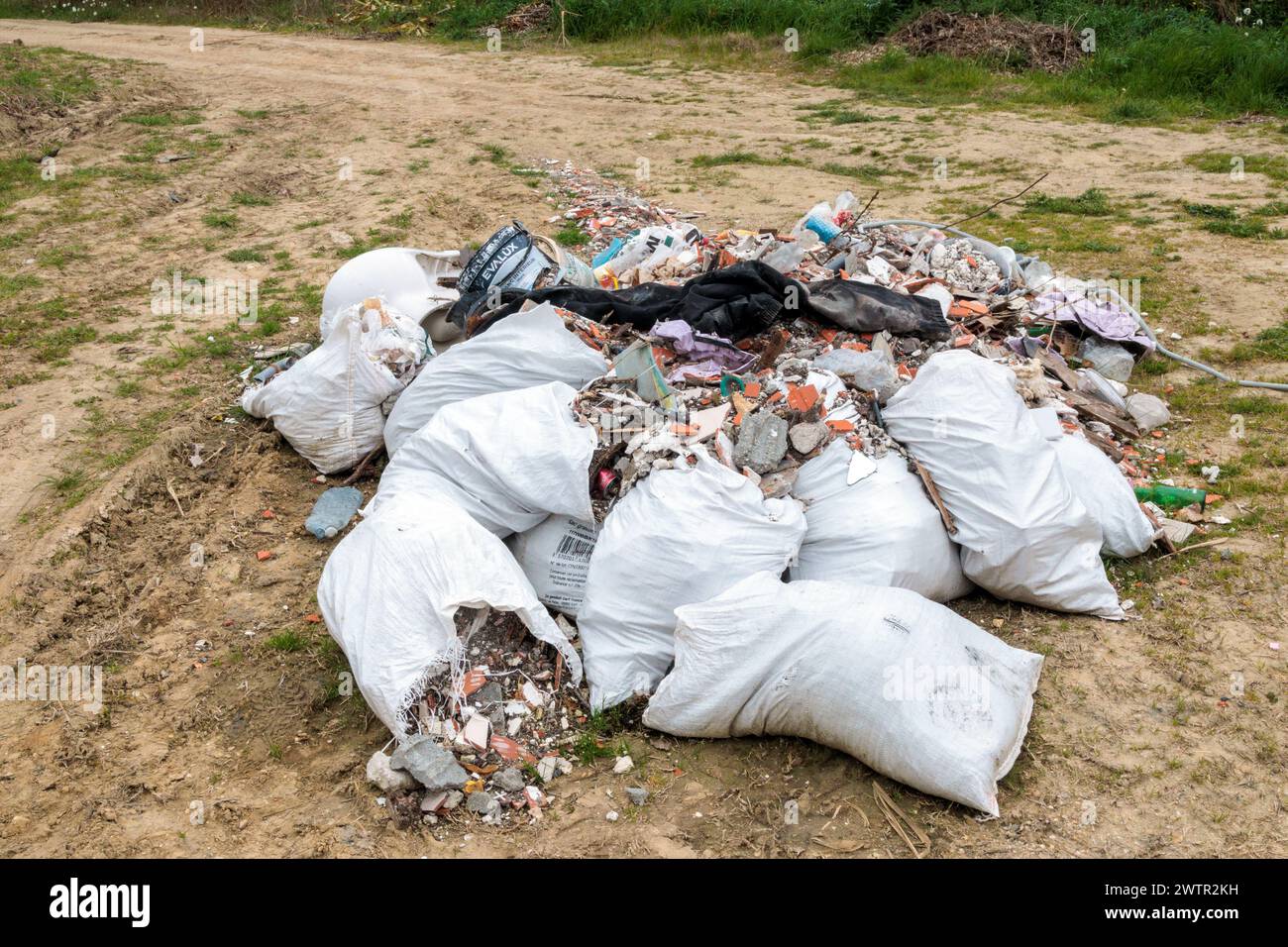 Décharge sauvage dans la campagne près de Béziers. Occitanie, France Banque D'Images