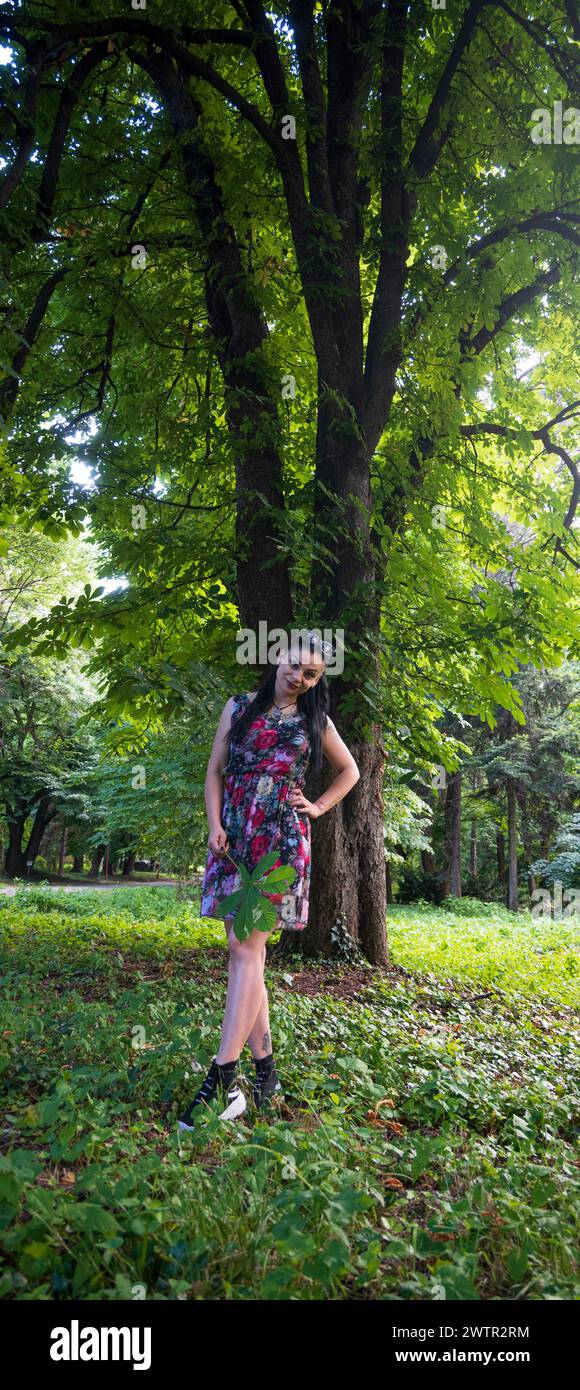 Jeune belle fille sur la nature merveilleuse verte Banque D'Images