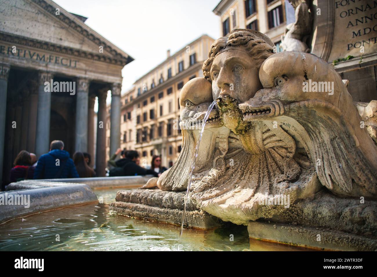 La fontaine du Panthéon à la lumière du jour. Gros plan Banque D'Images