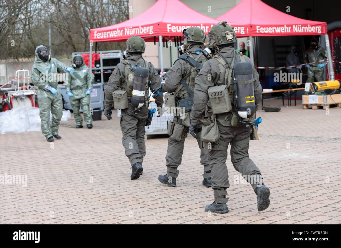 Angehörige des Spezialeinsatzkommandos der bayerischen Polizei SEK begeben sich in Schutzkleidung zu einer von der Feuerwehr eingerichteten Station zur Dekontaminierung von Personen, sog. Dékontamination CBRN. Länderübergreifende Großübung der Spezialeinheiten exercice de lutte contre le terrorisme CTE 2024. Sulzbach-Rosenberg Bayern Deutschland *** les membres du commandement des opérations spéciales de la police bavaroise en vêtements de protection se rendent à un poste mis en place par les pompiers pour décontaminer les personnes, ce qu'on appelle la décontamination CBRN exercice transnational majeur des unités spéciales Counter Terr Banque D'Images