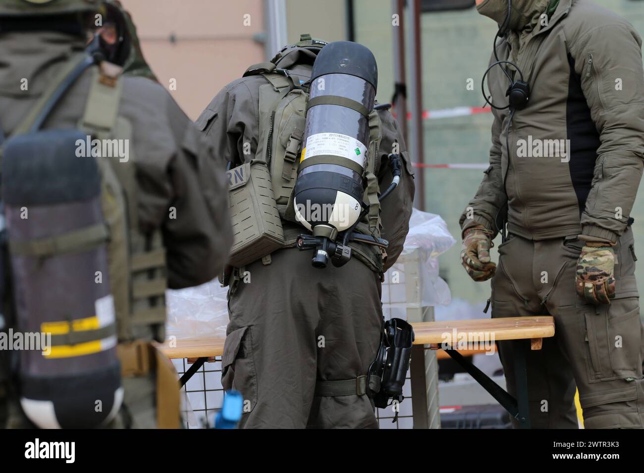 Angehörige des Spezialeinsatzkommandos der bayerischen Polizei SEK begeben sich in Schutzkleidung zu einer von der Feuerwehr eingerichteten Station zur Dekontaminierung von Personen, sog. Dékontamination CBRN. Länderübergreifende Großübung der Spezialeinheiten exercice de lutte contre le terrorisme CTE 2024. Sulzbach-Rosenberg Bayern Deutschland *** les membres du commandement des opérations spéciales de la police bavaroise en vêtements de protection se rendent à un poste mis en place par les pompiers pour décontaminer les personnes, ce qu'on appelle la décontamination CBRN exercice transnational majeur des unités spéciales Counter Terr Banque D'Images