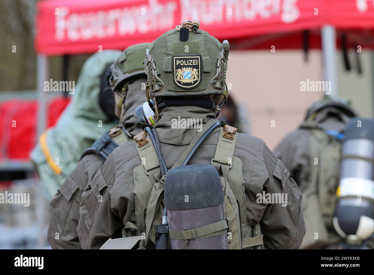 Angehörige des Spezialeinsatzkommandos der bayerischen Polizei SEK begeben sich in Schutzkleidung zu einer von der Feuerwehr eingerichteten Station zur Dekontaminierung von Personen, sog. Dékontamination CBRN. Länderübergreifende Großübung der Spezialeinheiten exercice de lutte contre le terrorisme CTE 2024. Sulzbach-Rosenberg Bayern Deutschland *** les membres du commandement des opérations spéciales de la police bavaroise en vêtements de protection se rendent à un poste mis en place par les pompiers pour décontaminer les personnes, ce qu'on appelle la décontamination CBRN exercice transnational majeur des unités spéciales Counter Terr Banque D'Images