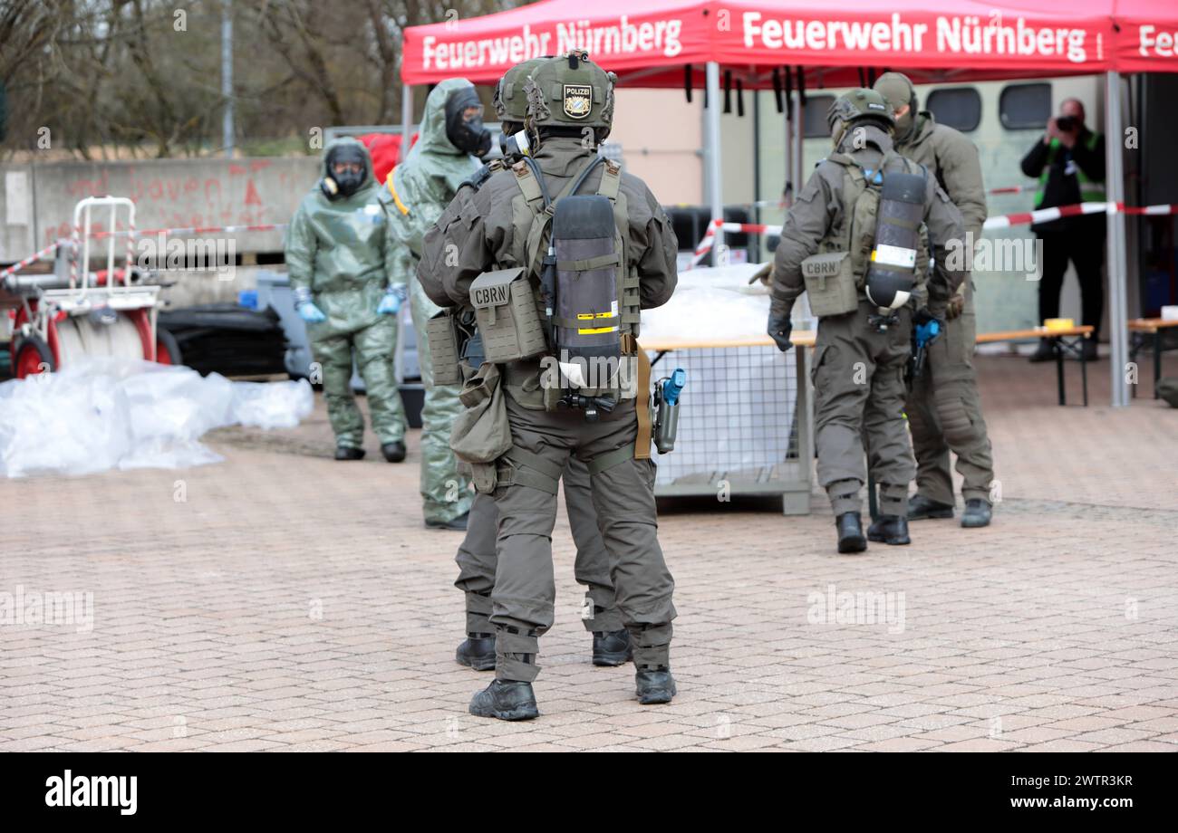 Angehörige des Spezialeinsatzkommandos der bayerischen Polizei SEK begeben sich in Schutzkleidung zu einer von der Feuerwehr eingerichteten Station zur Dekontaminierung von Personen, sog. Dékontamination CBRN. Länderübergreifende Großübung der Spezialeinheiten exercice de lutte contre le terrorisme CTE 2024. Sulzbach-Rosenberg Bayern Deutschland *** les membres du commandement des opérations spéciales de la police bavaroise en vêtements de protection se rendent à un poste mis en place par les pompiers pour décontaminer les personnes, ce qu'on appelle la décontamination CBRN exercice transnational majeur des unités spéciales Counter Terr Banque D'Images