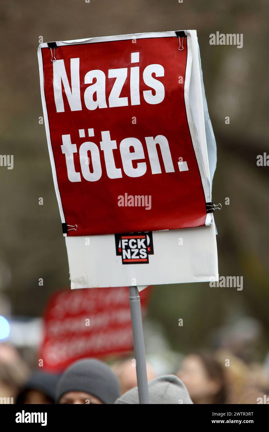 BGR - Bündnis GEGEN RECHTS - ZUSAMMEN GEGEN FASCHISMUS - Demo gegen Rechtsextremismus in Göttingen. DAS Bündnis gegen Rechts hatte zum zweiten mal zur démonstration aufgerufen, an der laut Polizeiangaben CA. 1,600 Personen teilgenommen haben - Gegen rechten Terror in Deutschland - Deutschland, GER, DEU, Allemagne, Göttingen, 16.03.2024 - Eine Vielzahl von Menschen demonstrieren in der Innenstadt von Göttingen gegen rechte Tendenzen in Deutschland. Hauptauslöser der zahlreichen Demonstrationen in ganz Deutschland gegen die AFD sind die Recherchen von CORRECTIV Recherchen für die Gesellschaft geme Banque D'Images