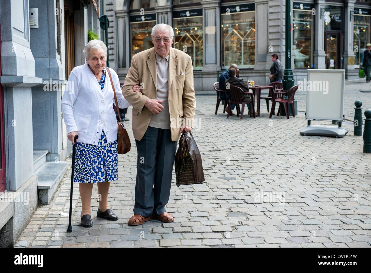 Couple d'aînés marchant Bruxelles, Belgique. Aîné, couple retraité marchant dans leur quartier. Brussel Centrum Gewest Brussel Belgie Copyright : xGuidoxKoppesx Banque D'Images