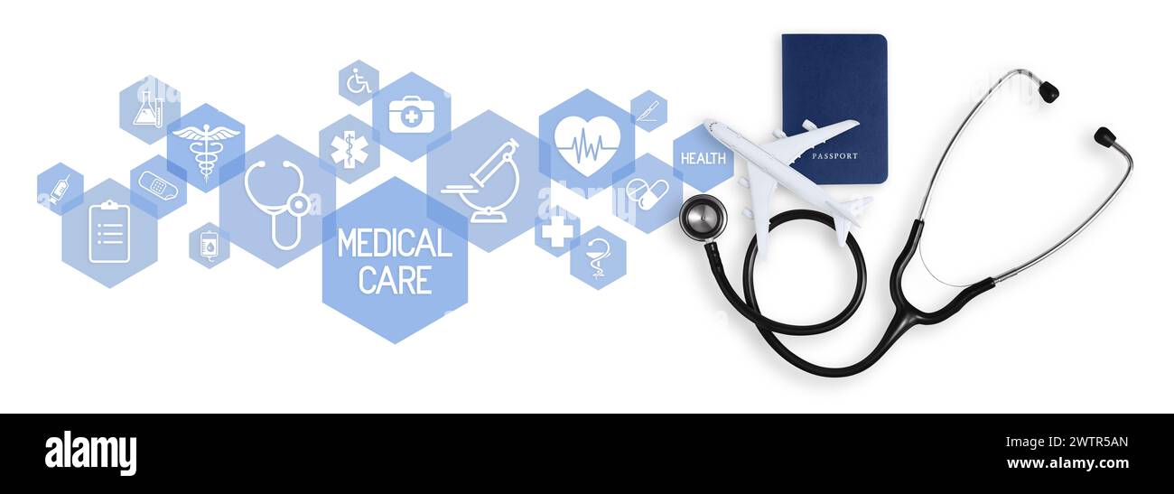 Vue de dessus d'un passeport avec avion, stéthoscope et icônes symbolisant l'importance de l'assurance médicale pour le voyage, que ce soit une plage d'été va Banque D'Images
