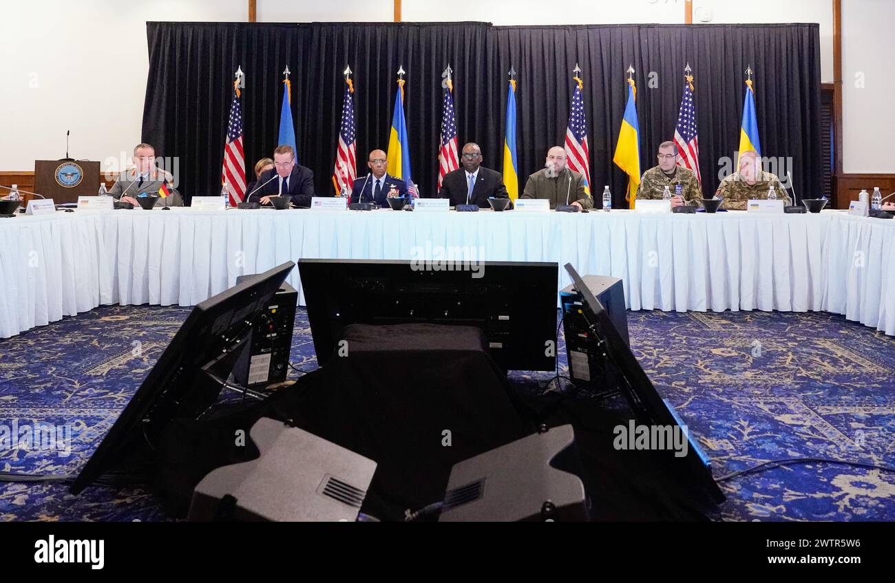 19 mars 2024, Rhénanie-Palatinat, Ramstein-Miesenbach : Carsten Breuer (gauche-droite), général de l'armée de la Bundeswehr, Boris Pistorius (SPD), ministre allemand de la Défense, général américain Charles Q. Brown, Lloyd Austin, secrétaire américain de la Défense, et Rustem Umjerow, ministre de la Défense de l'Ukraine, ainsi que deux autres représentants de la délégation ukrainienne siègent à la table des négociations lors des consultations du Groupe de contact Ukraine dirigé par les États-Unis à la base aérienne de Ramstein. De nombreux ministres de la Défense et officiers militaires de haut rang discutent une fois de plus d'un soutien supplémentaire à l'Ukraine dans les attaques de guerre Banque D'Images
