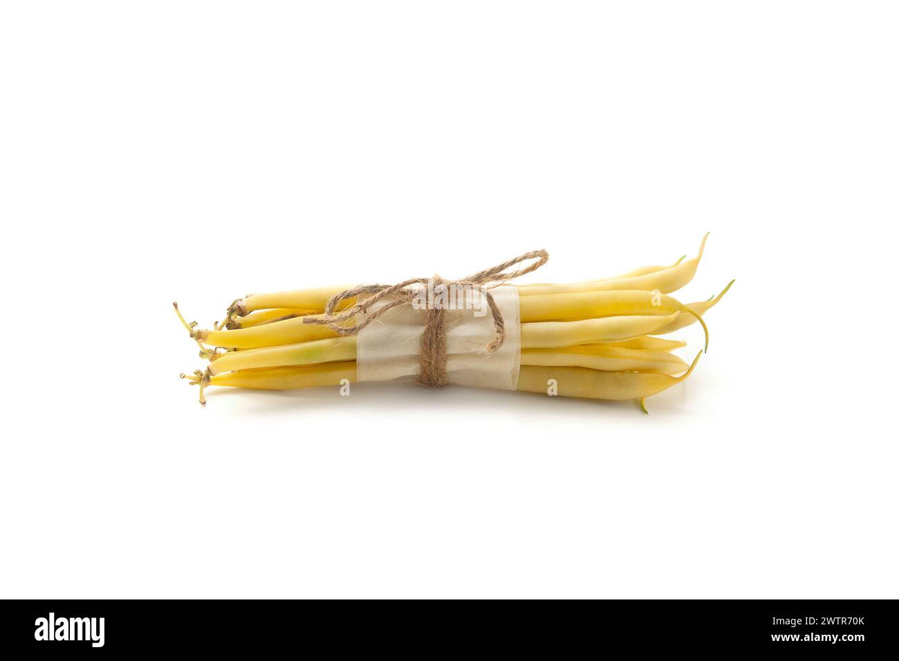 Bouquet de gousses jaunes crues de haricot isolé sur fond blanc. Haricots français ou haricots verts également connus sous le nom de haricots String de l'Inde. Légumes collec Banque D'Images