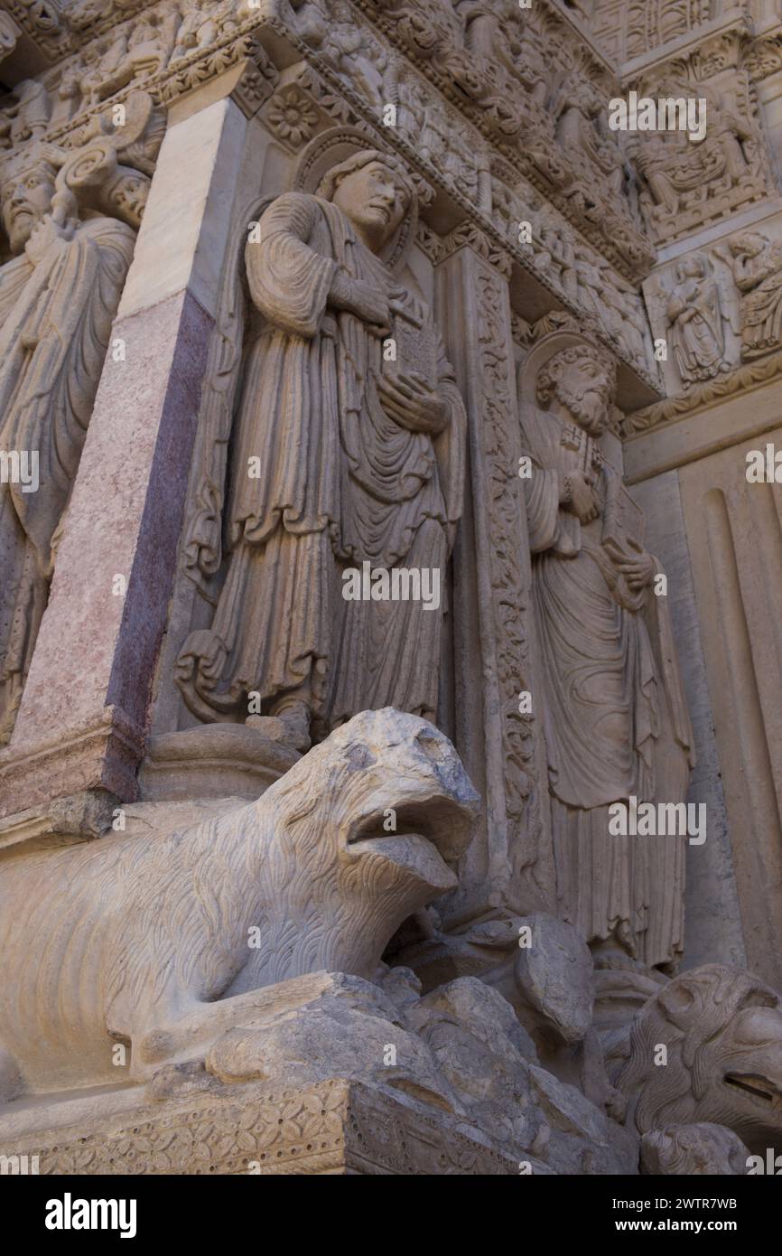 Sculpture romane sur le Portail Ouest de l'Église de préparées Trophime, - Cathédrale Saint-Trophime d'Arles - Arles France Banque D'Images