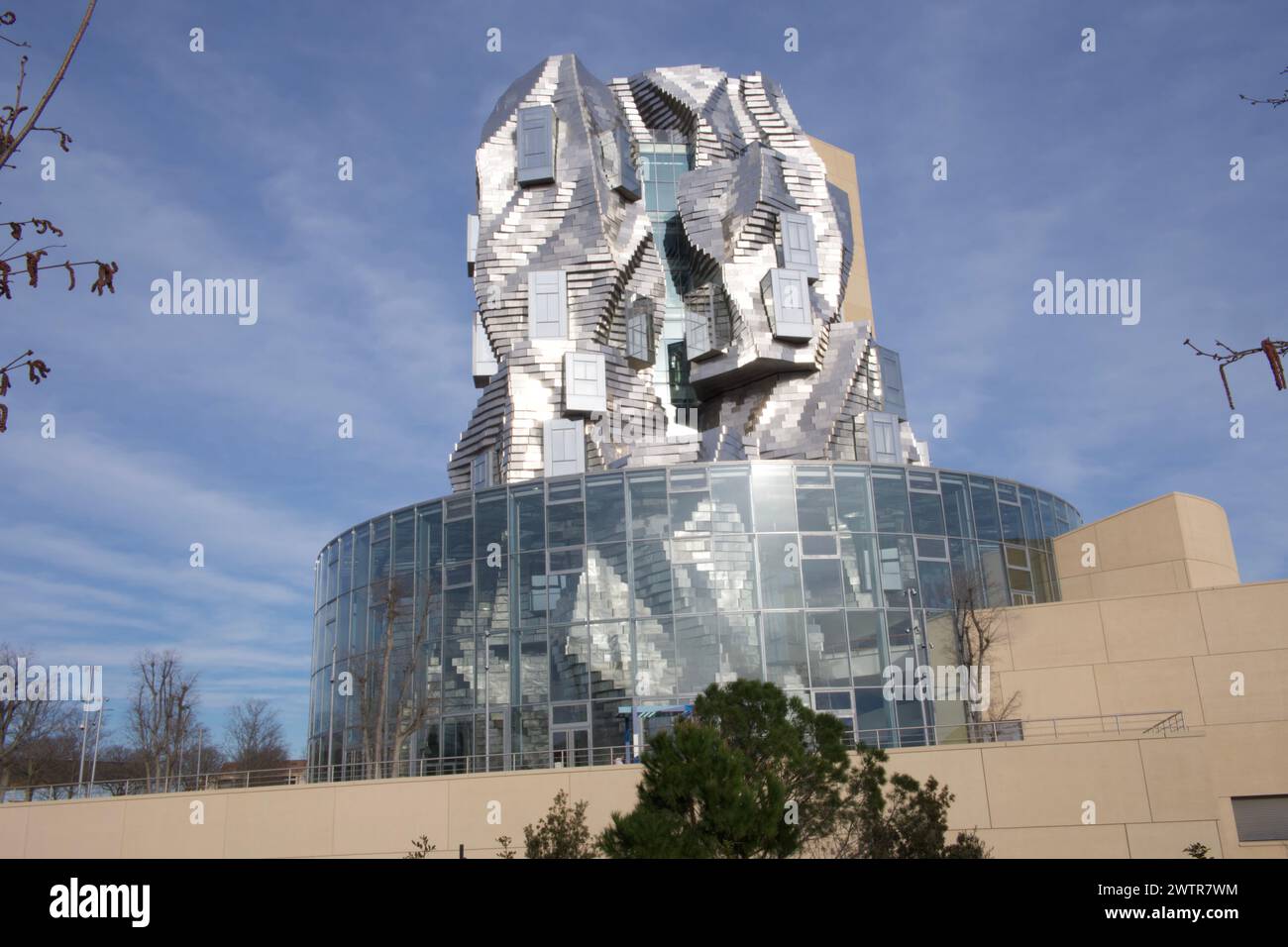 La galerie Luma de l'architecte Frank Gehry se reflète dans la piscine du Parc des ateliers Arles France Banque D'Images