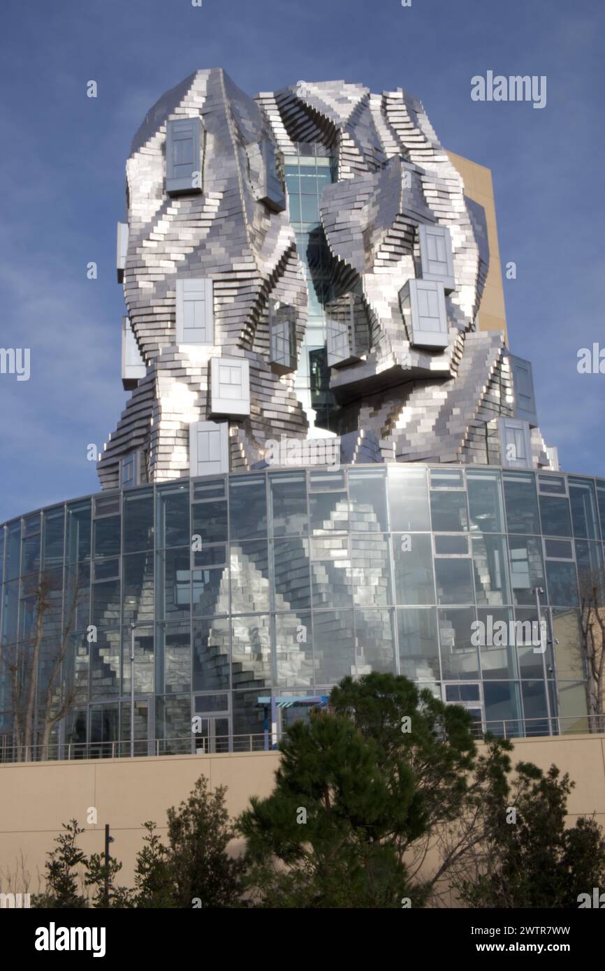 La galerie Luma de l'architecte Frank Gehry se reflète dans la piscine du Parc des ateliers Arles France Banque D'Images