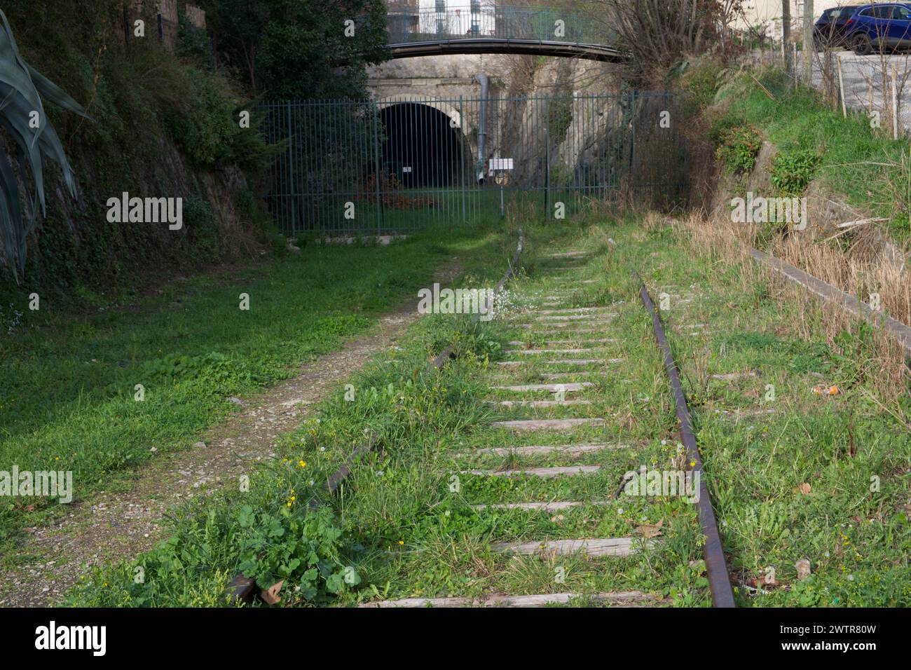 Une ligne de chemin de fer désaffectée menant à un tunnel à Arles France Banque D'Images