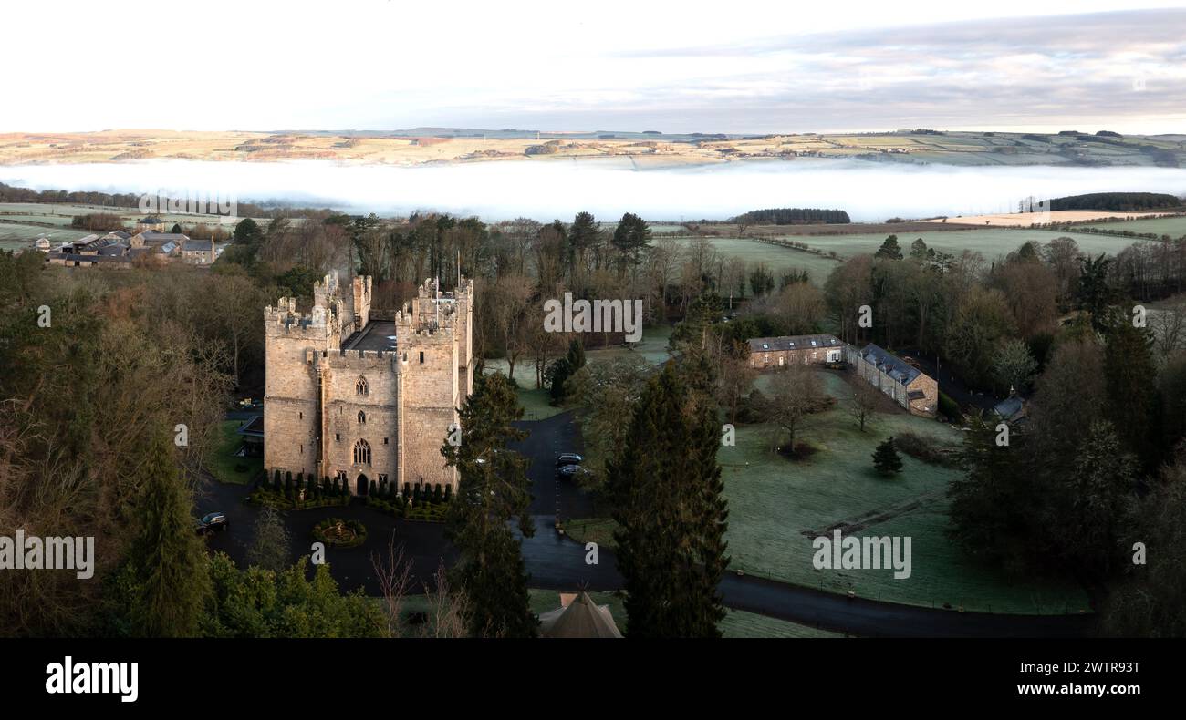 CHÂTEAU DE LANGLEY, NORTHUMBERLAND, ROYAUME-UNI - 16 MARS 2024. Une vue aérienne de l'architecture historique et médiévale du château de Langley près du pont Haydon Banque D'Images