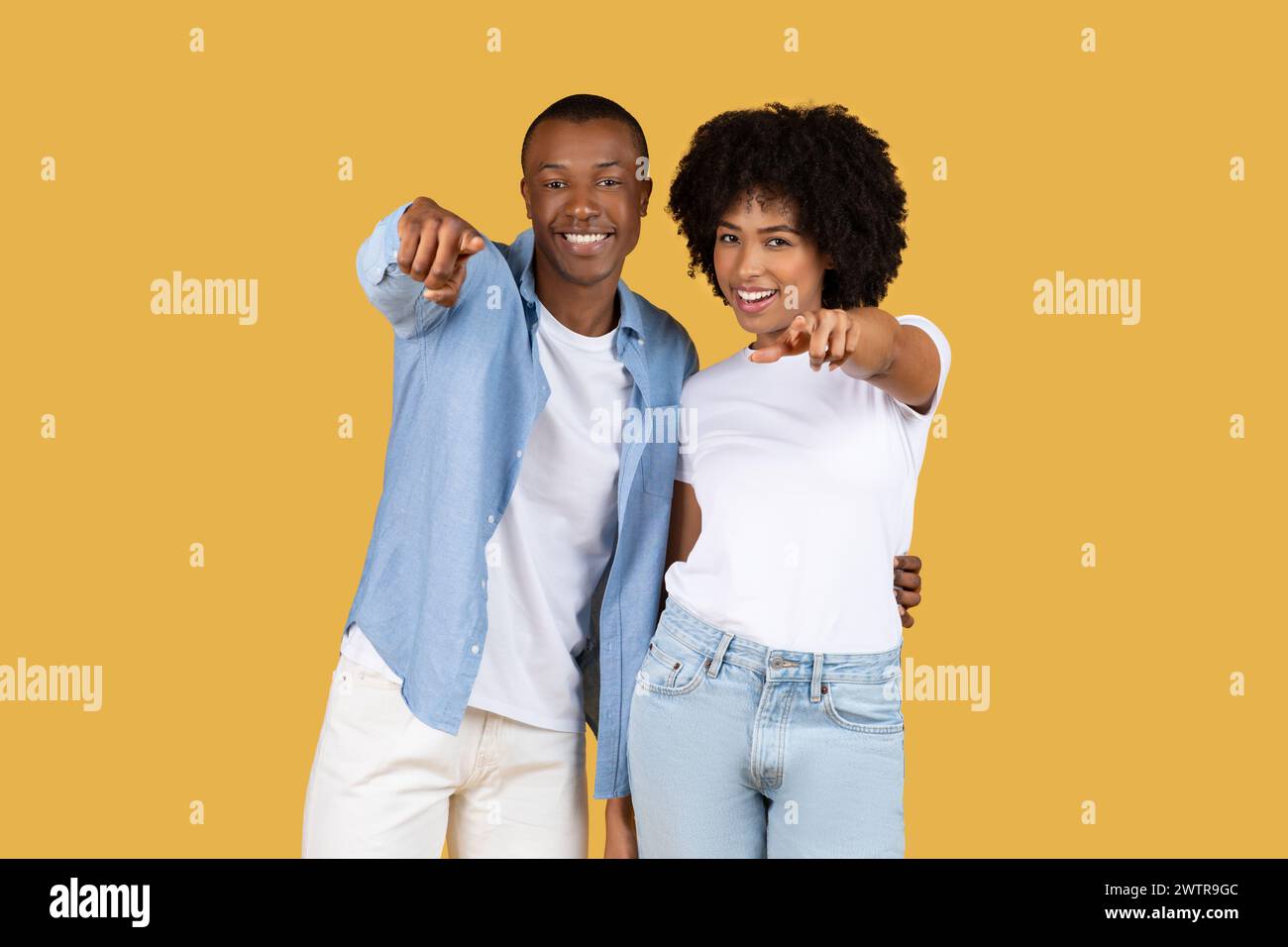 Couple afro-américain attirant directement la caméra avec des sourires confiants Banque D'Images