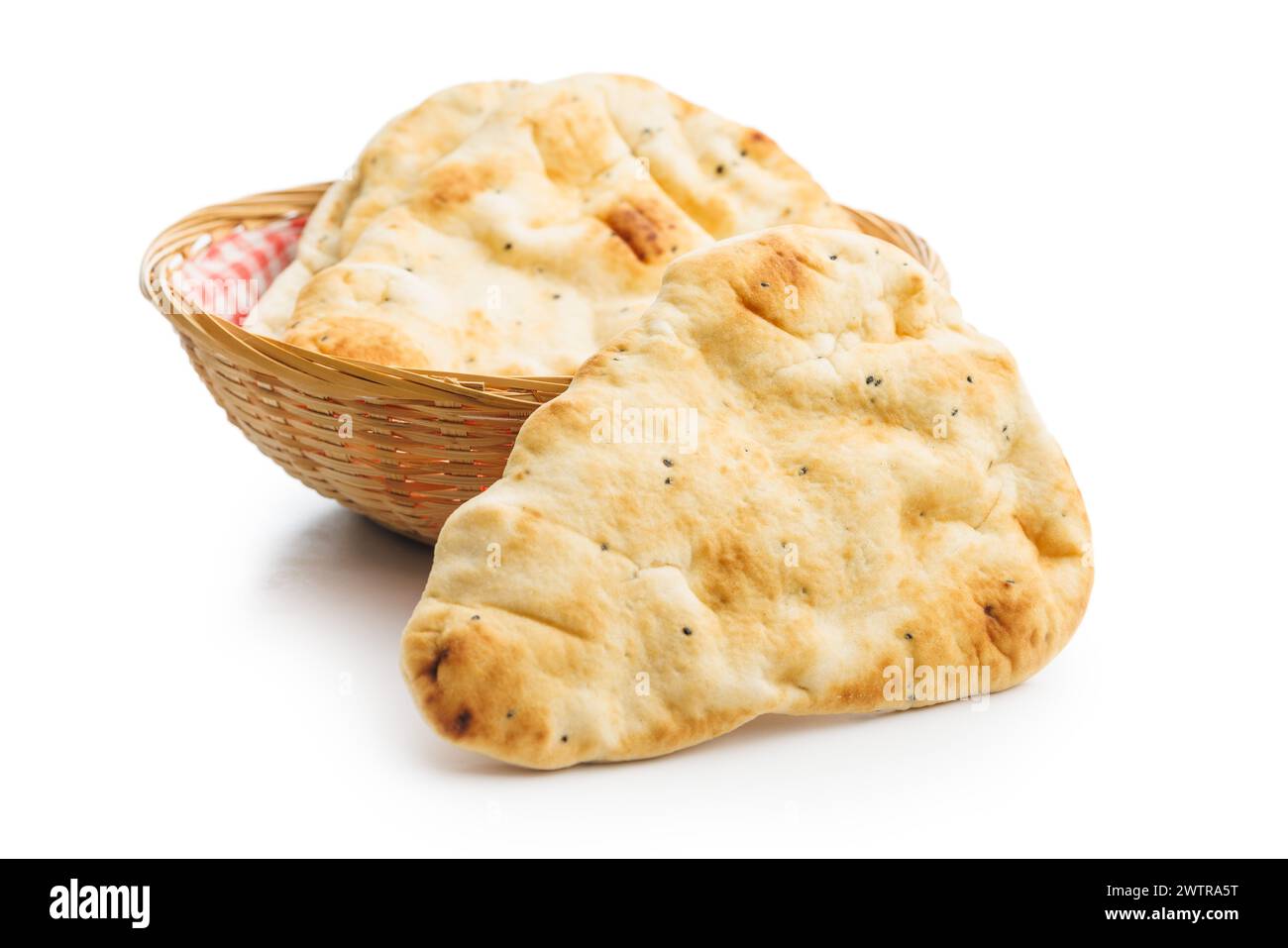 Pain Naan fraîchement cuit isolé sur un fond blanc. Banque D'Images