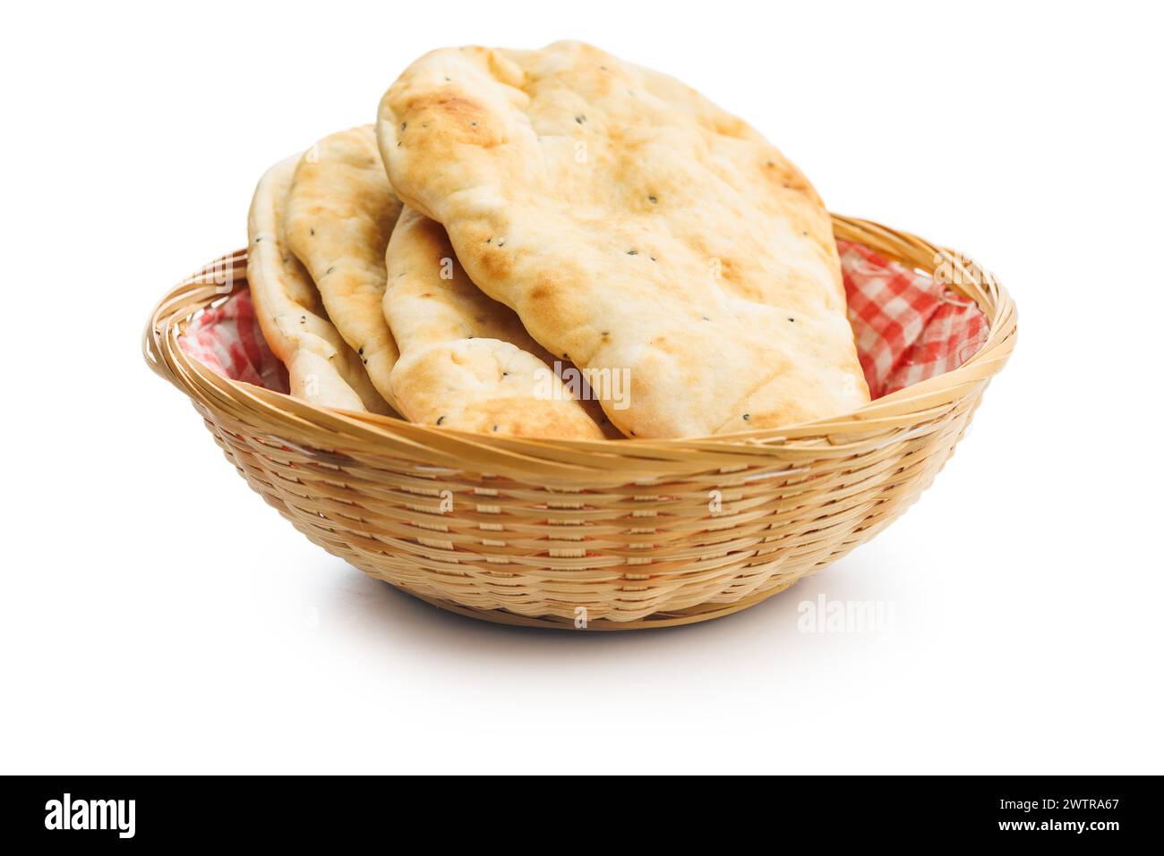 Pain Naan fraîchement cuit dans un panier isolé sur un fond blanc. Banque D'Images