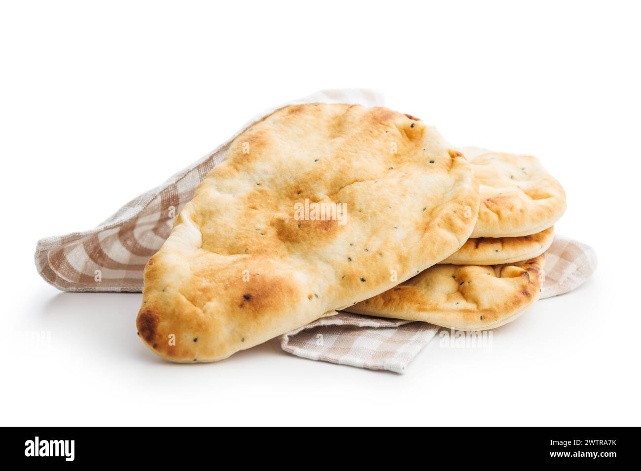 Pain Naan fraîchement cuit isolé sur un fond blanc. Banque D'Images