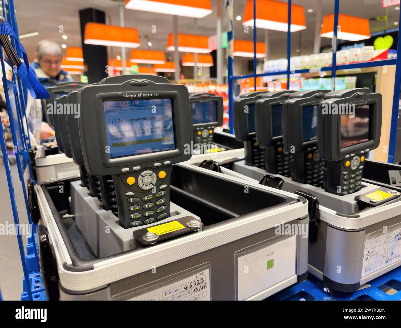 Francfort, Allemagne - 28 décembre 2023 : appareils électroniques portables pour le contrôle des stocks ancrés dans un environnement de vente au détail. Banque D'Images