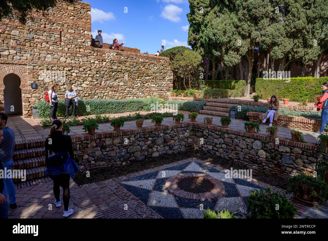 Vue sur l'un des 'patios' de la forteresse Alcazaba de Malaga. Province de Malaga, Andalousie, Espagne. Banque D'Images