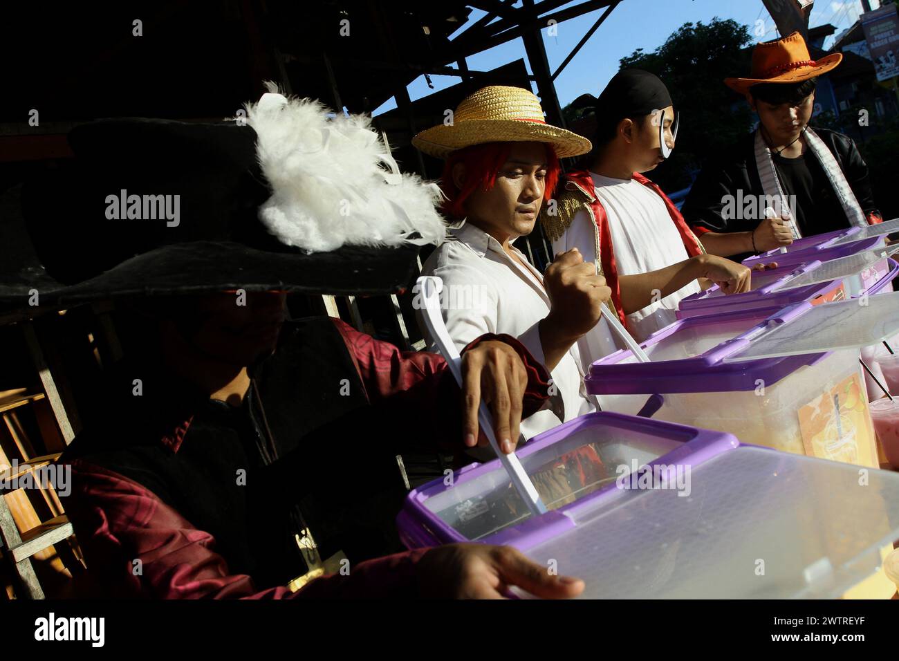 Sleman, Yogyakarta, Indonésie. 19 mars 2024. Les vendeurs de rue vendant des boissons comme repas à casser vite habillés comme des personnages de la série de mangas japonais écrits et illustrés par Eiichiro Oda, One Piece, préparent leurs marchandises pendant le mois Saint du Ramadan sur un bord de route à Sleman. (Crédit image : © Angga Budhiyanto/ZUMA Press Wire) USAGE ÉDITORIAL SEULEMENT! Non destiné à UN USAGE commercial ! Banque D'Images