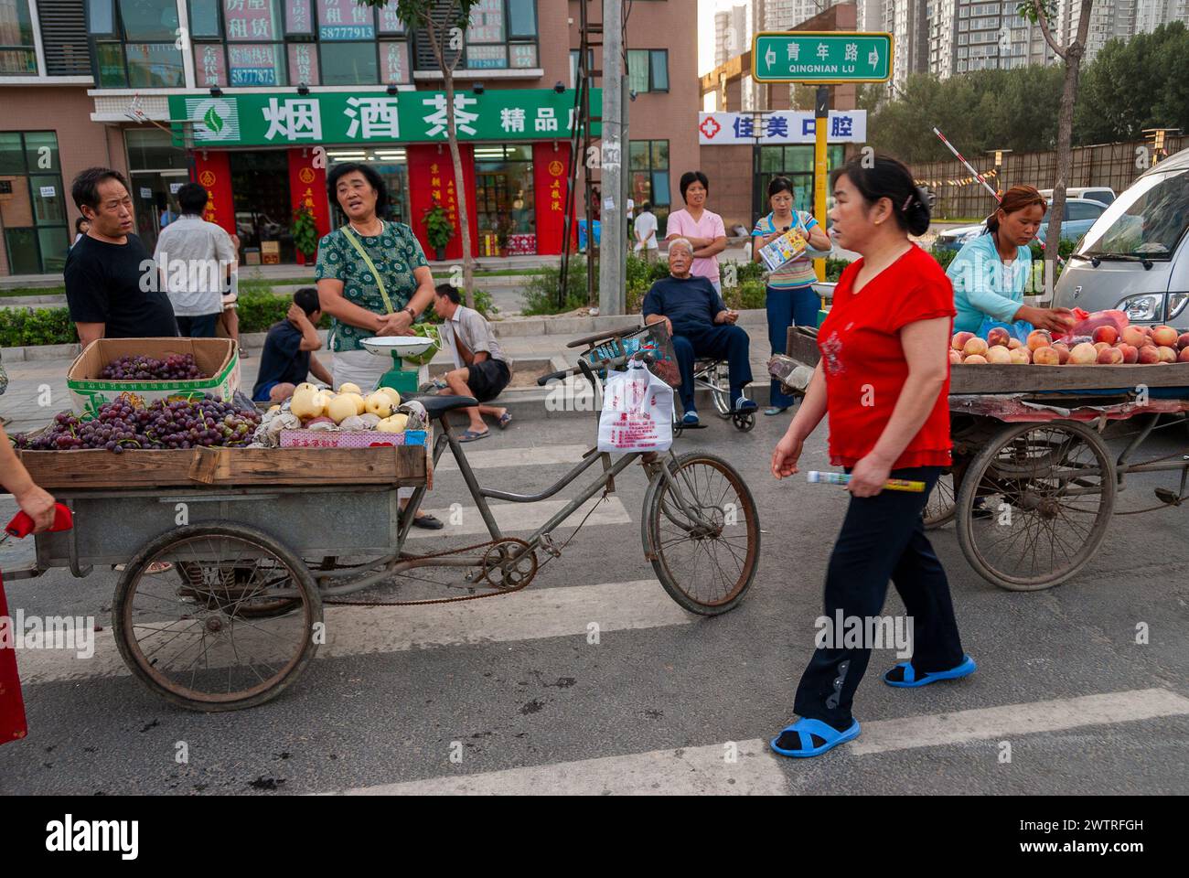 Pékin, CHINE- migrants chinois, vendeur de rue vendant marchés alimentaires publics, affaires, extérieur, scène de rue animée Banque D'Images