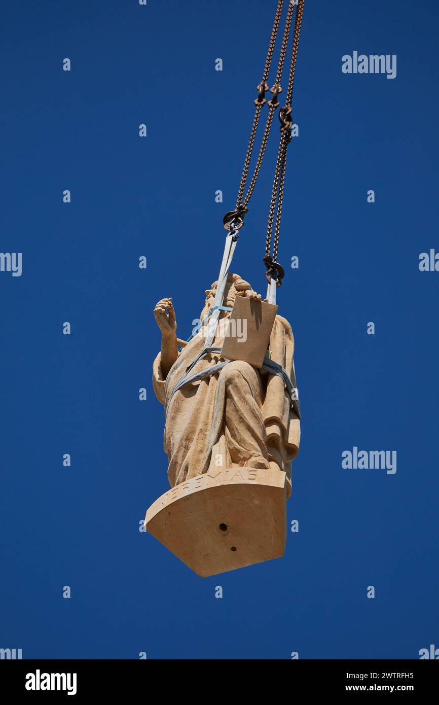 Auf dem Dach des Berliner Humboldt forums stehen seit Dienstag, 19.03.2024, weitere Balustradenskulpturen. Insgesamt sollten acht, jeweils drei Tonnen schwere Propheten-Figuren mit einem Spezialkran aufs Dach gehoben und an der Kuppel-balustrade montiert werden. Bis Dienstagmittag gruesste der Prophet Jeremias vom Dach, wie ein Sprecher der Stiftung Humboldt Forum auf Anfrage mitteilte Foto vom 19.03.2024 : Die figure des Propheten Jeremias wird mit einem Schwerlastkran zur Kuppel gehoben. Die Sandsteinfiguren sind einschliesslich Grundplatte jeweils 3,3 mètres brut, drei Tonnen schwer und haben Banque D'Images