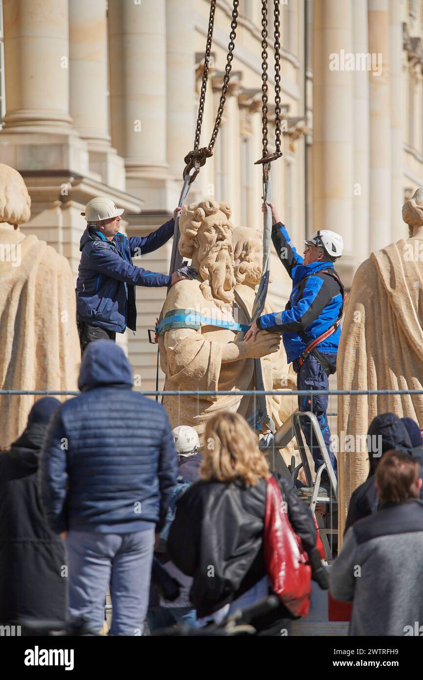 Auf dem Dach des Berliner Humboldt forums stehen seit Dienstag, 19.03.2024, weitere Balustradenskulpturen. Insgesamt sollten acht, jeweils drei Tonnen schwere Propheten-Figuren mit einem Spezialkran aufs Dach gehoben und an der Kuppel-balustrade montiert werden. Bis Dienstagmittag gruesste der Prophet Jeremias vom Dach, wie ein Sprecher der Stiftung Humboldt Forum auf Anfrage mitteilte Foto vom 19.03.2024 : Mitarbeiter des Bamberger Natursteinwerk Hermann Graser bereiten die figure des Propheten Jeremias fuer die montage vor. Die Sandsteinfiguren sind einschliesslich Grundplatte jeweils 3,3 Mete Banque D'Images