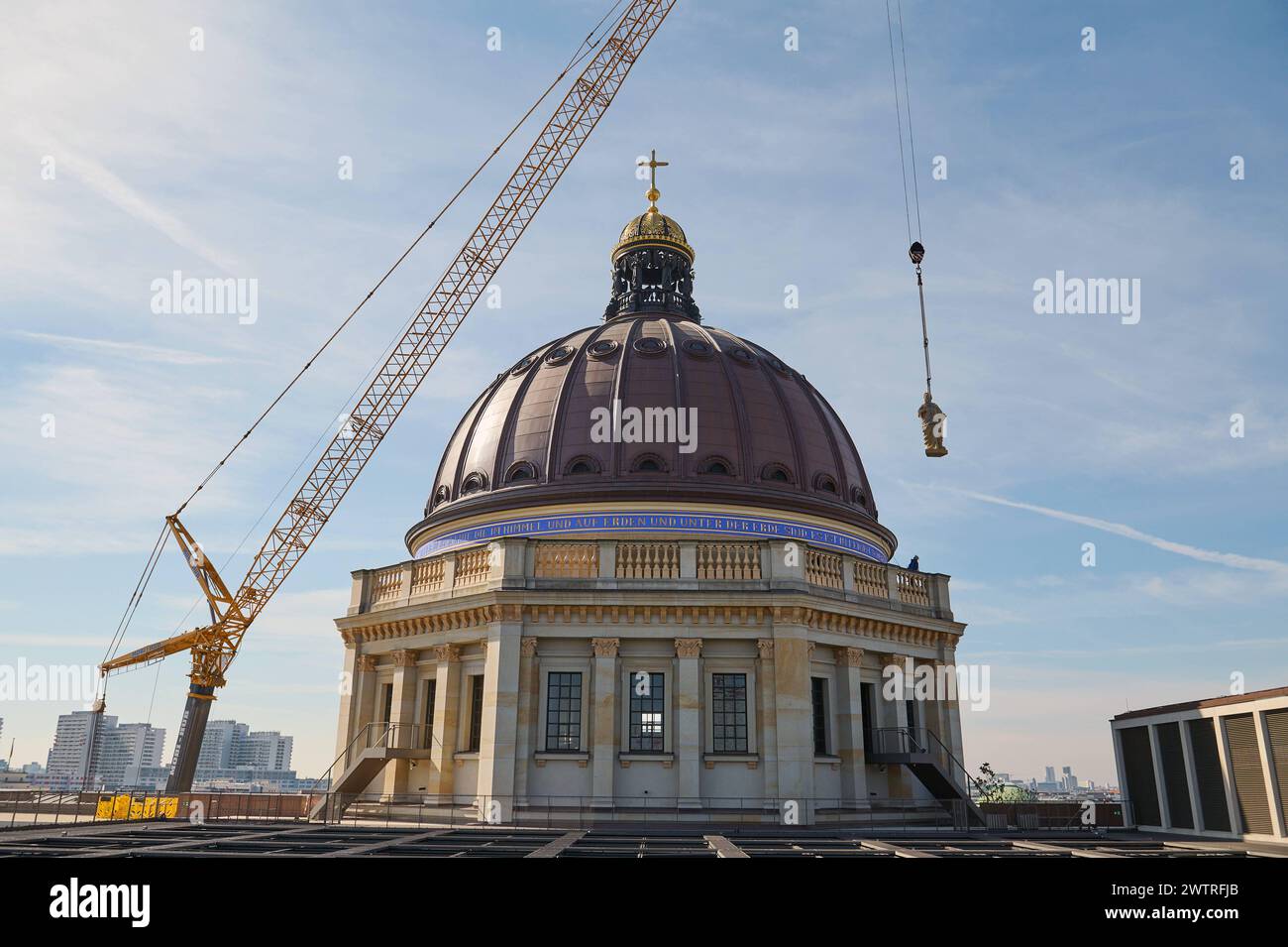 Auf dem Dach des Berliner Humboldt forums stehen seit Dienstag, 19.03.2024, weitere Balustradenskulpturen. Insgesamt sollten acht, jeweils drei Tonnen schwere Propheten-Figuren mit einem Spezialkran aufs Dach gehoben und an der Kuppel-balustrade montiert werden. Bis Dienstagmittag gruesste der Prophet Jeremias vom Dach, wie ein Sprecher der Stiftung Humboldt Forum auf Anfrage mitteilte Foto vom 19.03.2024 : Die figure des Propheten Jeremias wird mit einem Schwerlastkran zur Kuppel gehoben. Die Sandsteinfiguren sind einschliesslich Grundplatte jeweils 3,3 mètres brut, drei Tonnen schwer und haben Banque D'Images