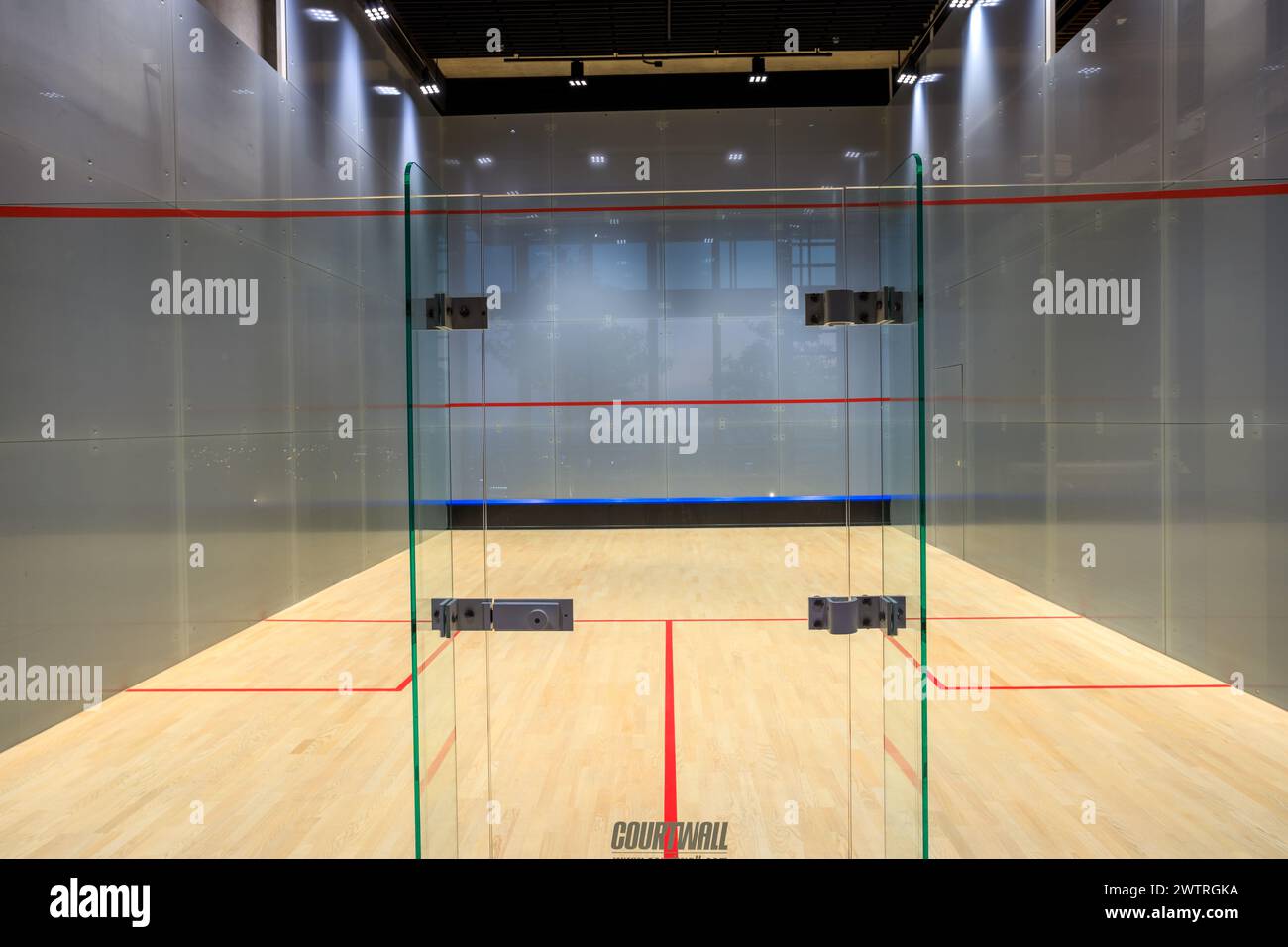 Bangkok, Thaïlande - 6 mars 2024 : court de squash intérieur dans un condominium penthouse de luxe situé à Bangkok, Thaïlande. Banque D'Images