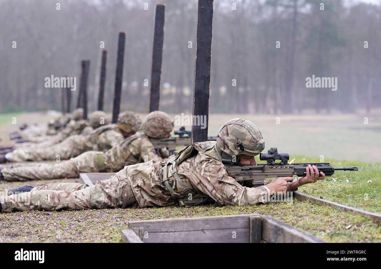 Soldats sikhs de l'armée britannique lors d'une compétition de tir pendant le festival militaire Sikh Holla Mahalla, à la garnison d'Aldershot, Hampshire. Le festival Hola Mahalla, vieux de plusieurs siècles, célèbre les traditions martiales sikhs et promeut le courage, la préparation et la préparation. Date de la photo : mardi 19 mars 2024. Banque D'Images