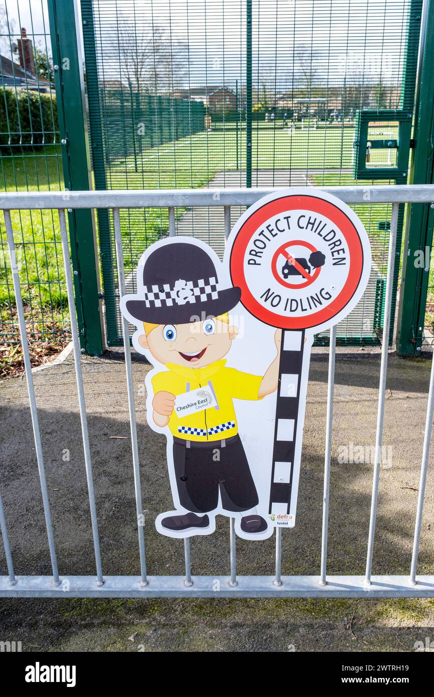 Protéger les enfants aucun signe de ralenti près de l'école dans le Cheshire Royaume-Uni Banque D'Images