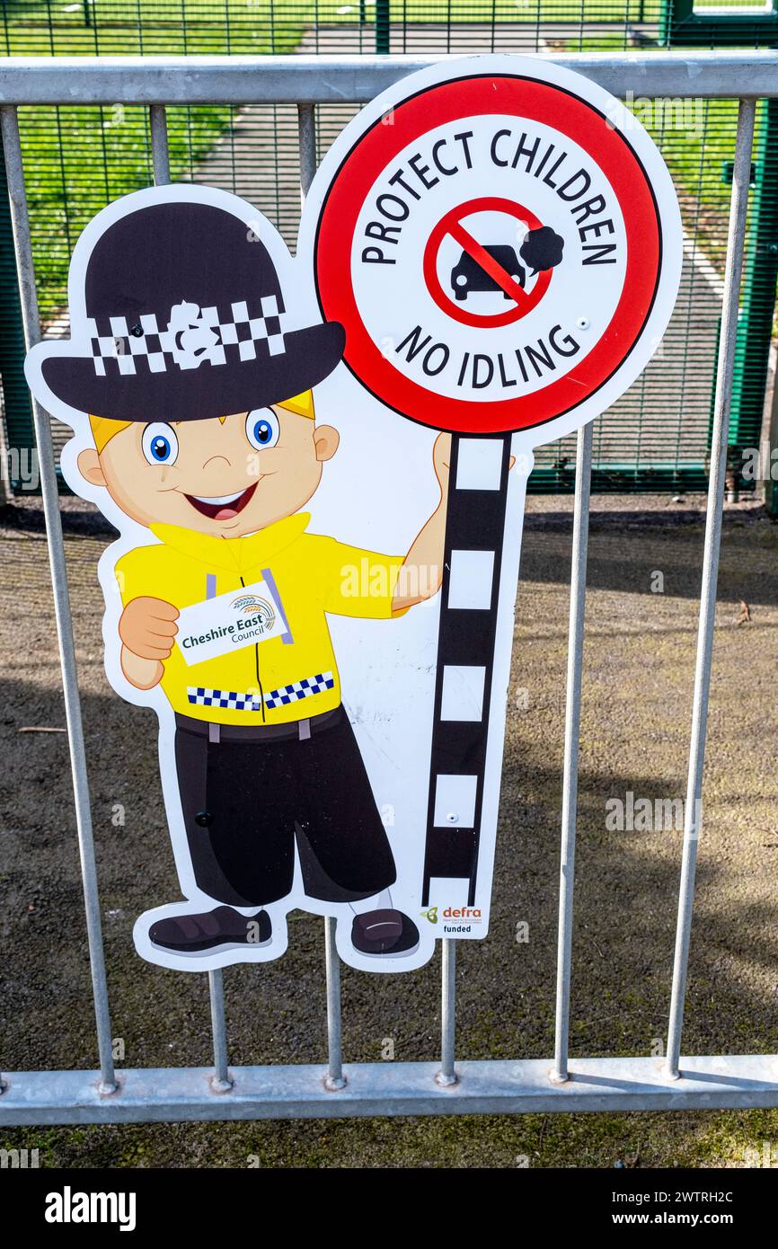 Protéger les enfants aucun signe de ralenti près de l'école dans le Cheshire Royaume-Uni Banque D'Images
