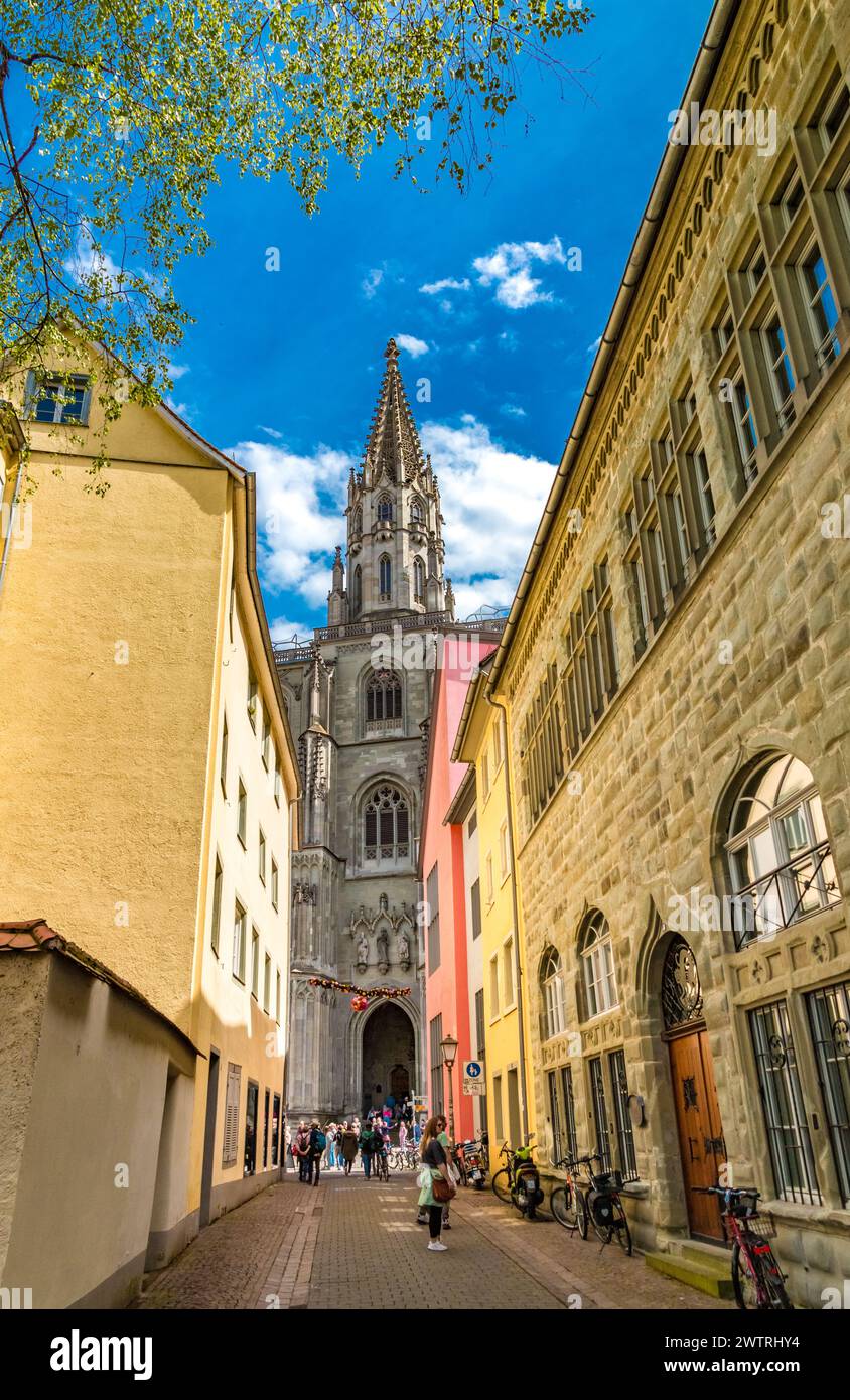 Superbe vue sur la rue Katzgasse menant au côté ouest de la célèbre cathédrale de Constance où le portail d'entrée et la tour centrale... Banque D'Images