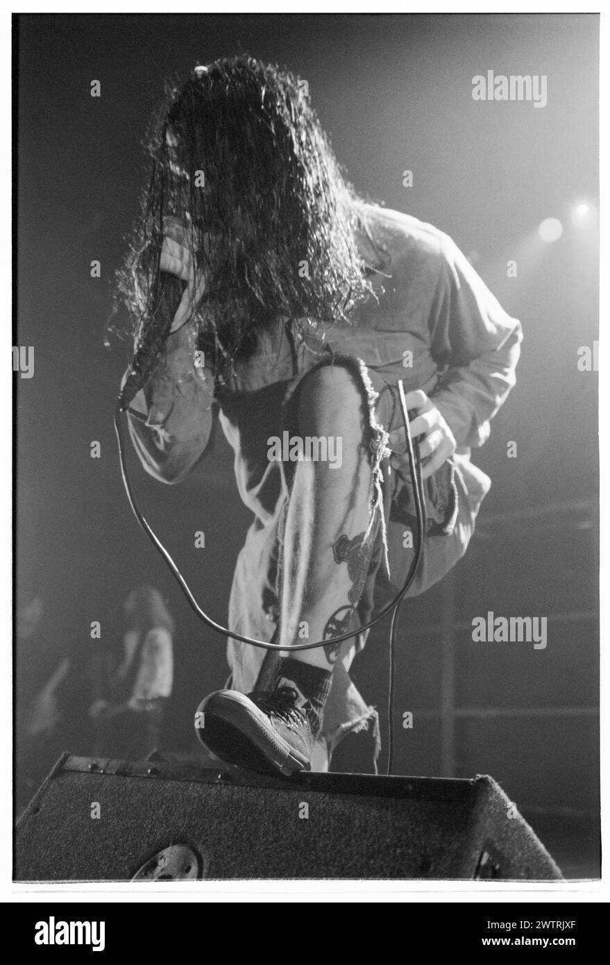 PHIL ANSELMO, PANTERA, 2000 : le chanteur Phil Anselmo de Pantera jouant en direct sur l'une des dernières tournées avec la formation classique du groupe au Newport Centre à Newport, pays de Galles, Royaume-Uni le 24 avril 2000. Photographie : Rob Watkins. INFO : le légendaire groupe de heavy metal américain Pantera est formé en 1981 à Arlington, au Texas. En 2000, ils tournent avec leur neuvième et dernier album studio, Reinventing the Steel. Banque D'Images