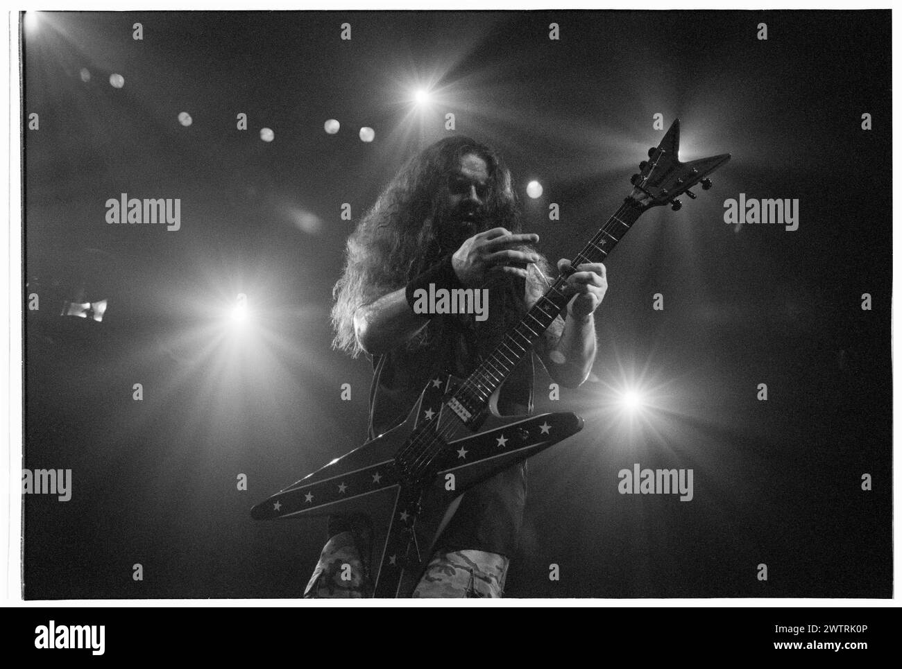 DIMEBAG DARRELL, PANTERA, 2000 : Dimebag Darrell (1966-2004) guitariste avec Pantera jouant en direct sur l'une des dernières tournées avec la formation classique du groupe au Newport Centre à Newport, au pays de Galles, au Royaume-Uni, le 24 avril 2000. Photographie : Rob Watkins. INFO : Dimebag Darrell, né Darrell lance Abbott le 20 août 1966 à Arlington, Texas, était un guitariste vénéré connu pour son travail révolutionnaire avec Pantera. Tragiquement, il a été abattu sur scène en 2004, laissant derrière lui un héritage de musique metal influente et de fans dévoués. Banque D'Images
