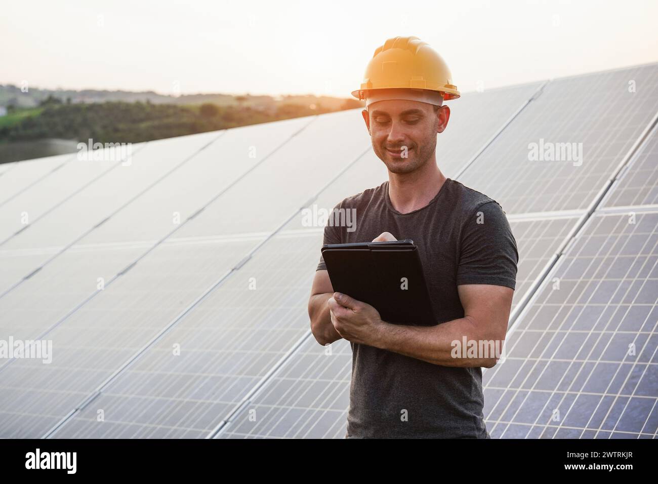 Ingénieur travaillant à l'usine de panneaux solaires en plein air - Photovoltaïque, énergie verte renouvelable et concept environnemental - Focus sur le visage Banque D'Images