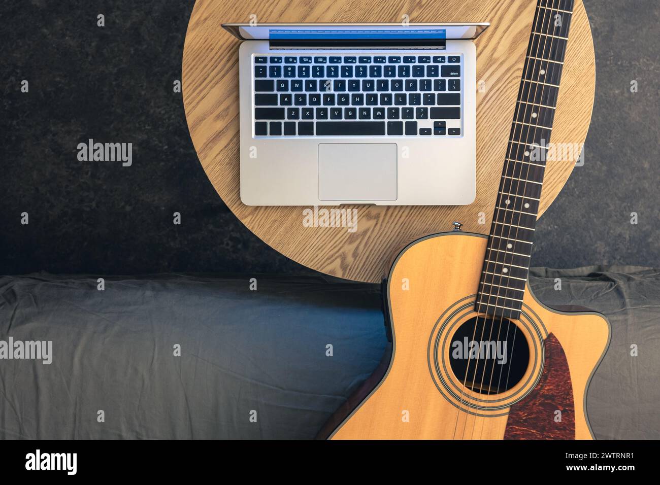 Guitare acoustique et ordinateur portable sur une table en bois, vue de dessus. Banque D'Images