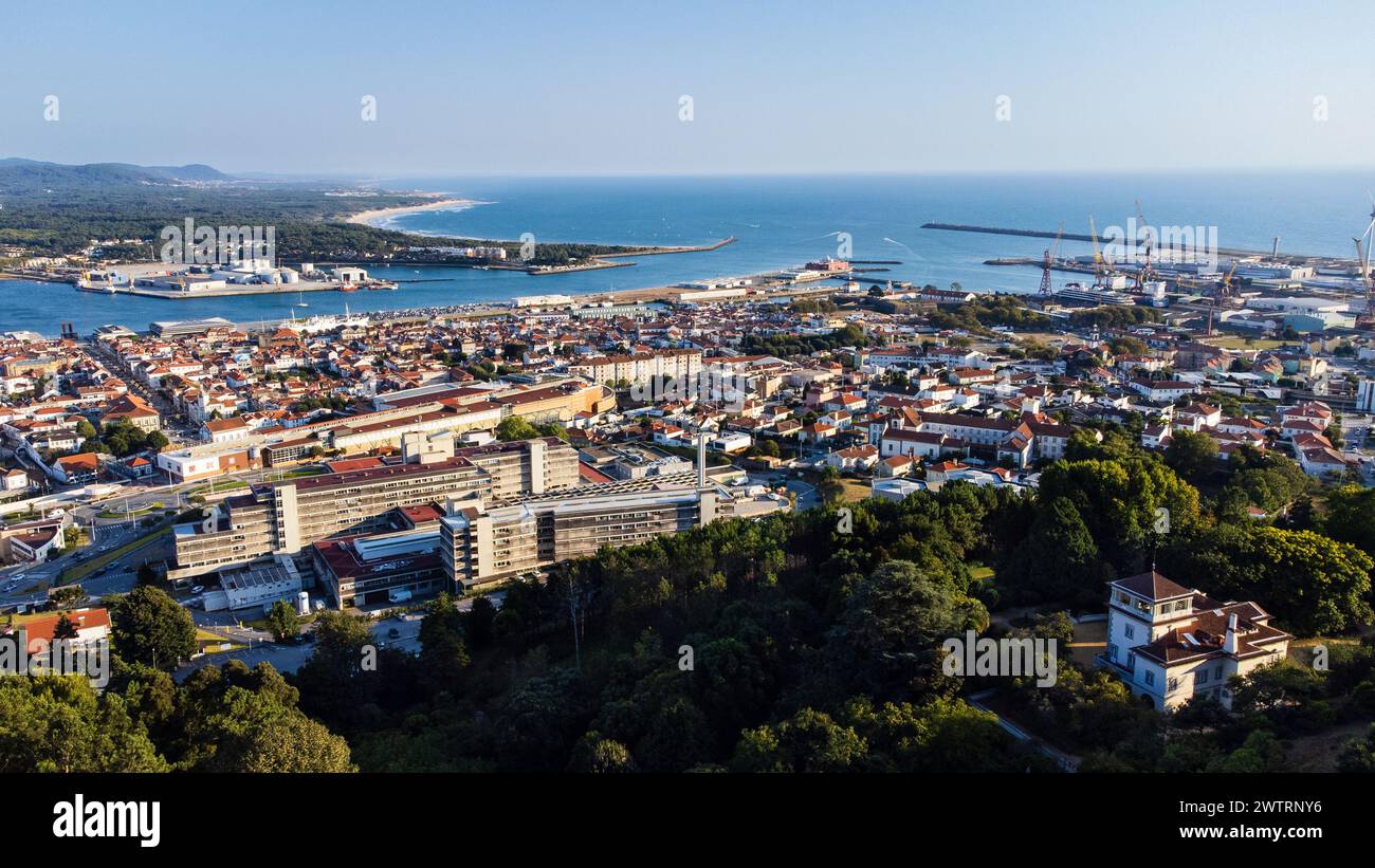 Vue aérienne de la ville de Viana do Castelo, la rivière Limia, le port et l'océan Atlantique. Soirée. Alto Miño, Portugal. Banque D'Images