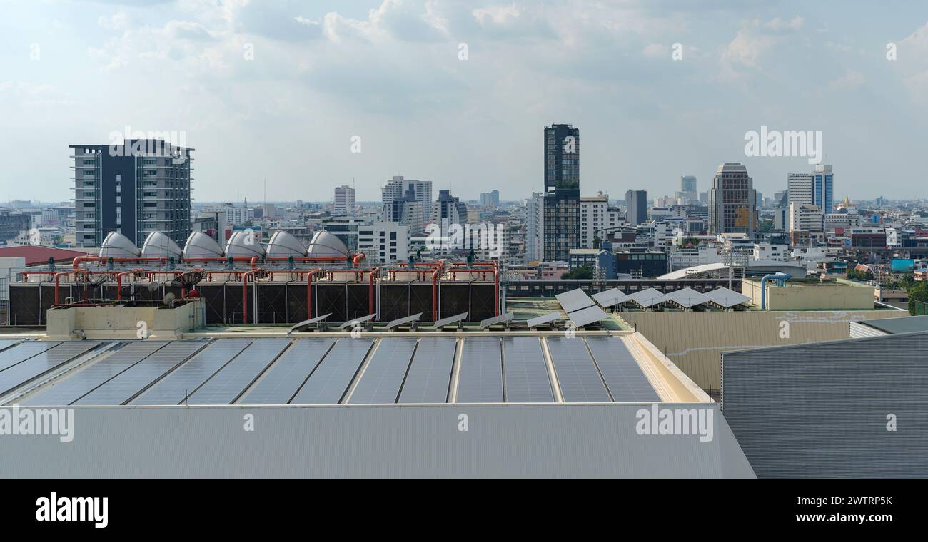 Panneaux solaires sur le toit, panneaux d'énergie solaire installés dans de longues rangées droites avec des gratte-ciel à l'arrière-plan Banque D'Images