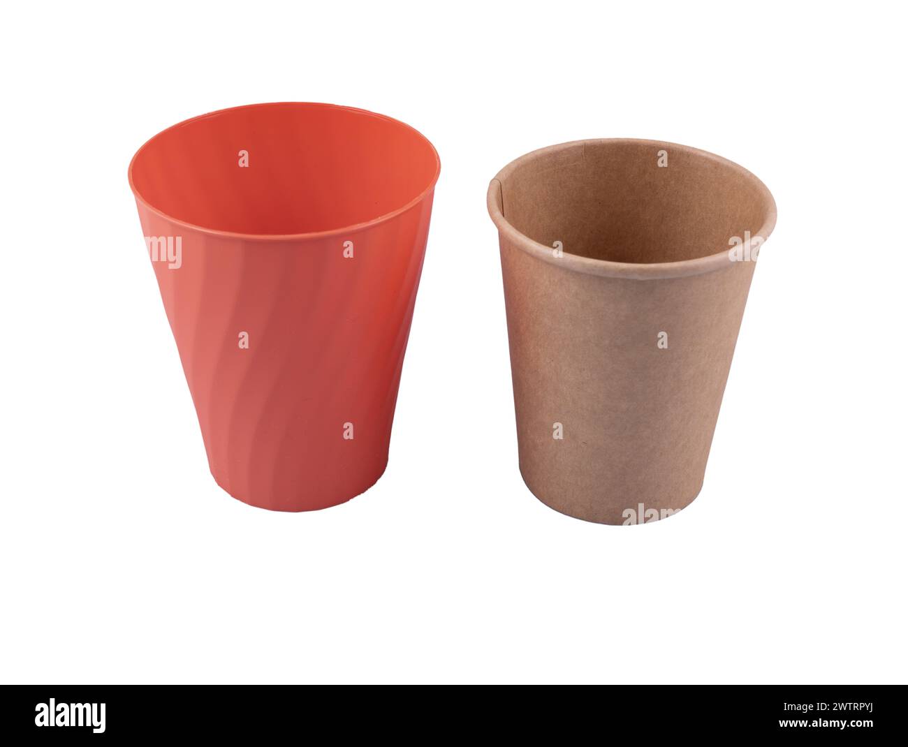 un gobelet en plastique et un gobelet en papier sur fond transparent Banque D'Images