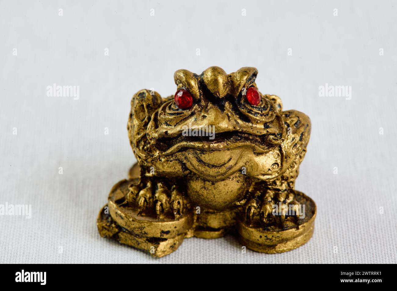 figurine grenouille en bronze, vue frontale Banque D'Images